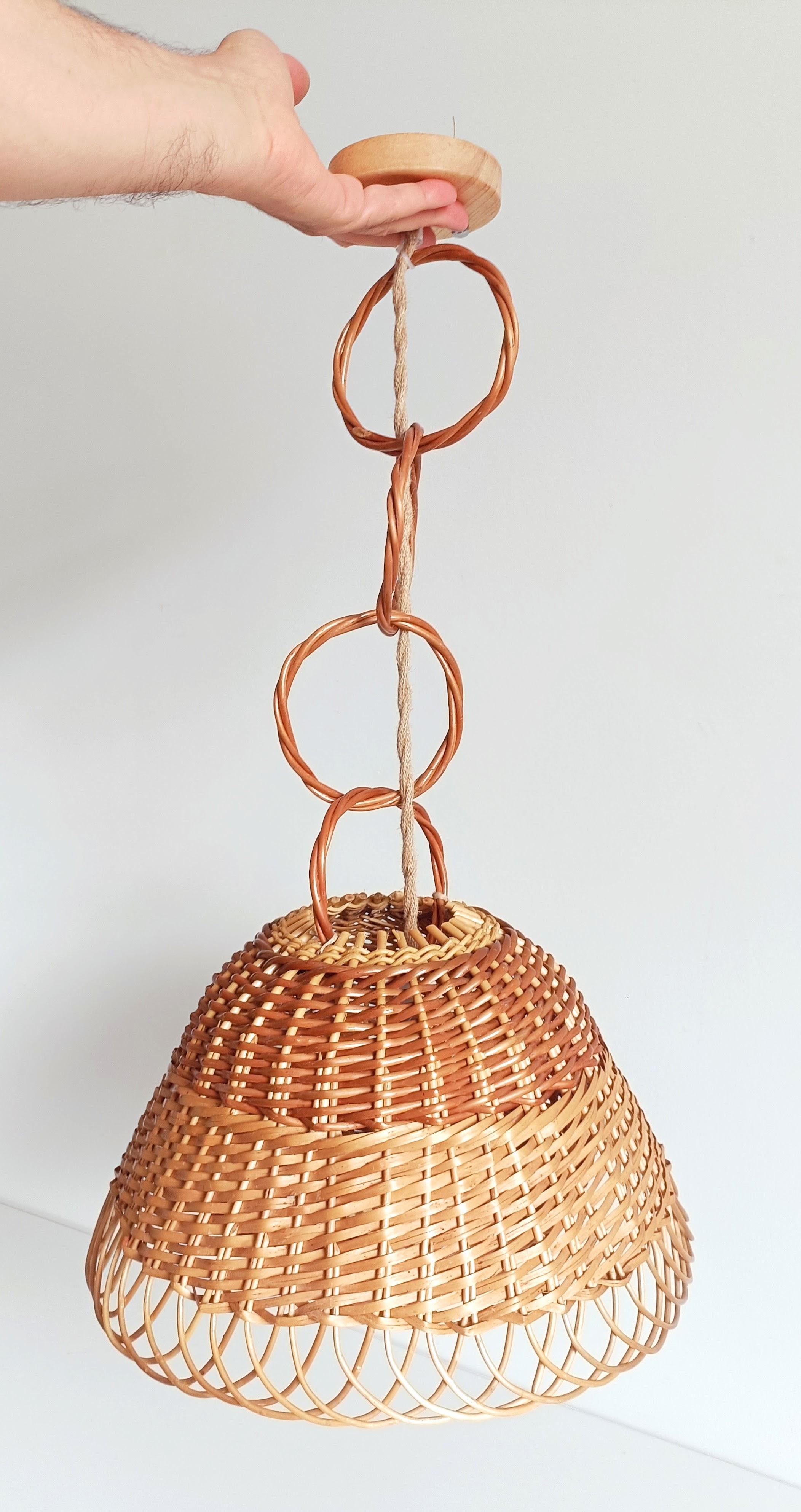 Rustikale Pendelleuchte aus Weidengeflecht, handgeflochten in Spanien, ca. 1960er Jahre im Angebot 7
