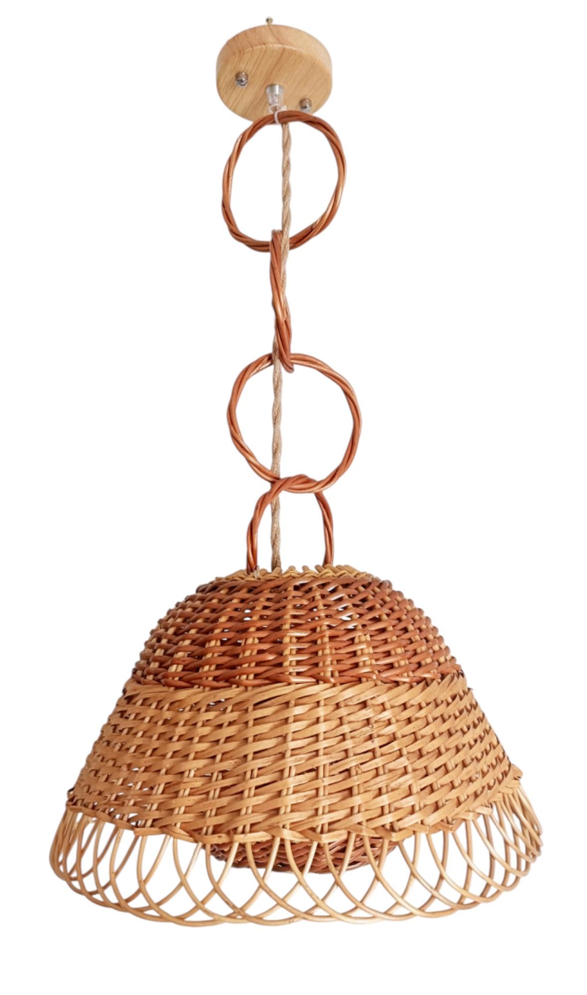 Charmant Rustikal Mitte des Jahrhunderts Spanisch Handwoven Wicker Pendelleuchte
Eine absolut reizvolle rustikale spanische Pendelleuchte aus der Jahrhundertmitte mit einem wunderschönen handgeflochtenen Doppelschirm. Die einzigartige Struktur