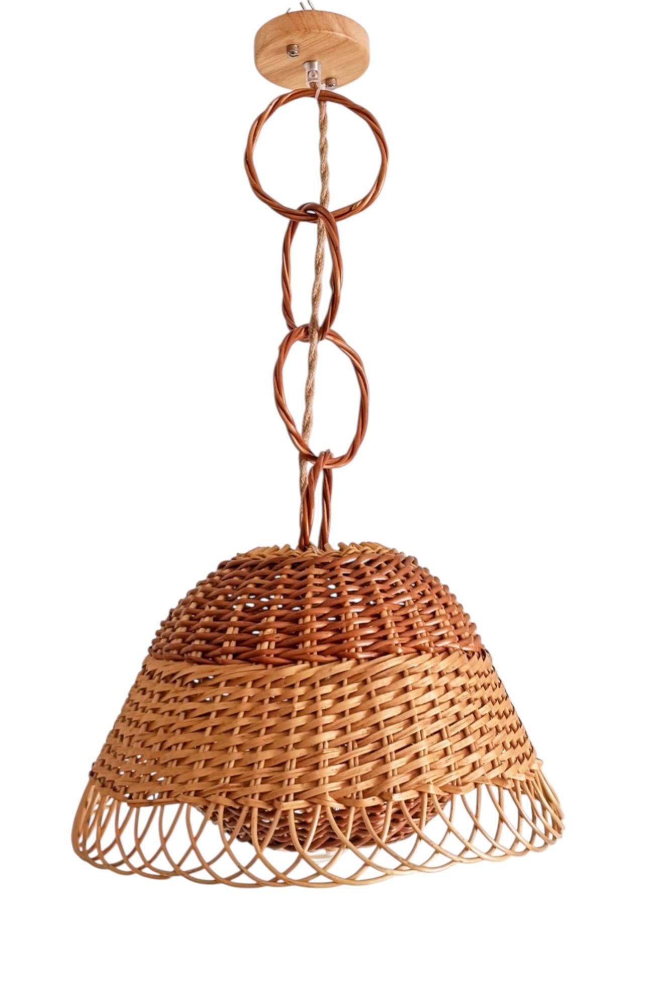 Rustikale Pendelleuchte aus Weidengeflecht, handgeflochten in Spanien, ca. 1960er Jahre (Handgefertigt) im Angebot