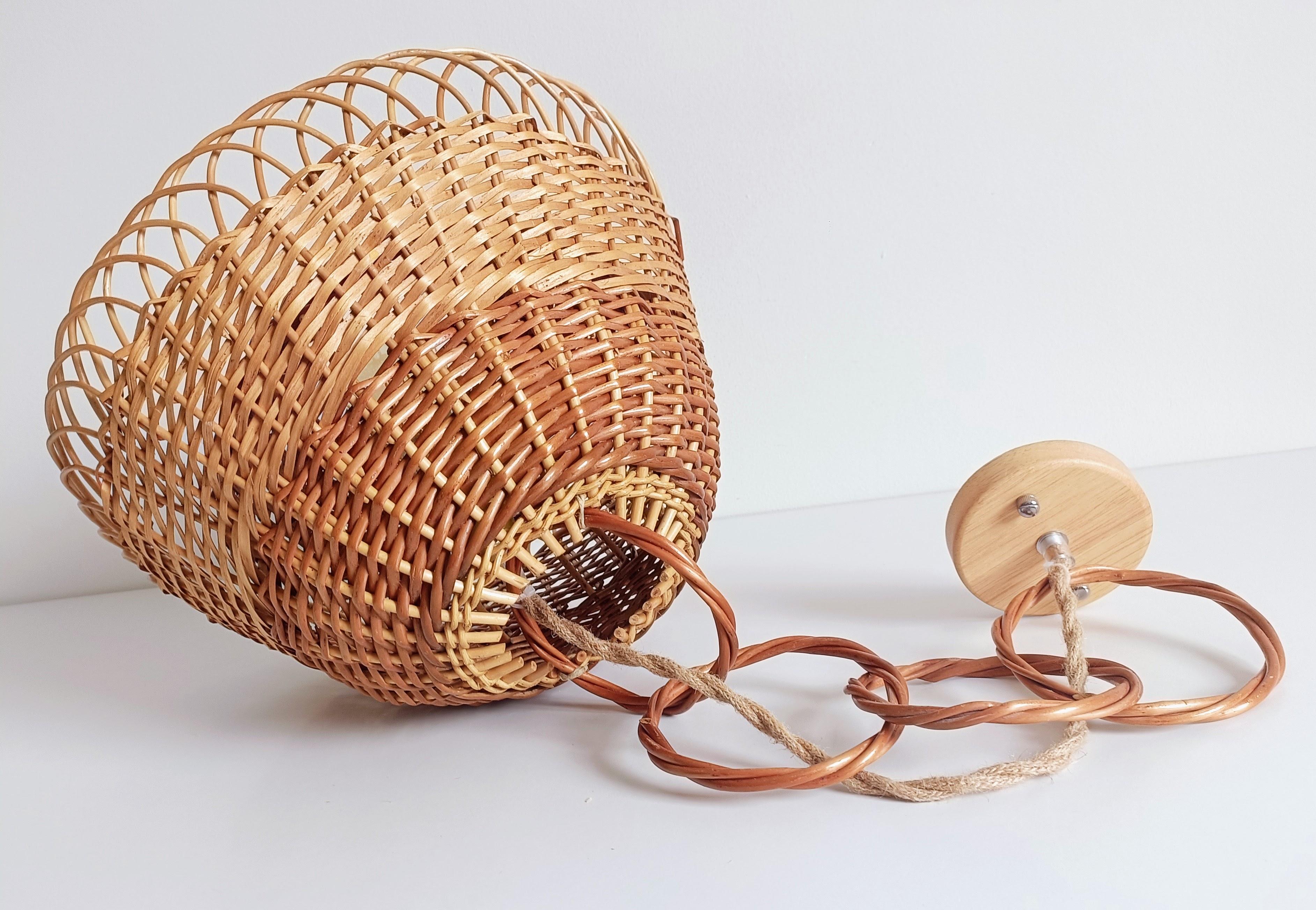Rustikale Pendelleuchte aus Weidengeflecht, handgeflochten in Spanien, ca. 1960er Jahre im Zustand „Hervorragend“ im Angebot in Valencia, VC