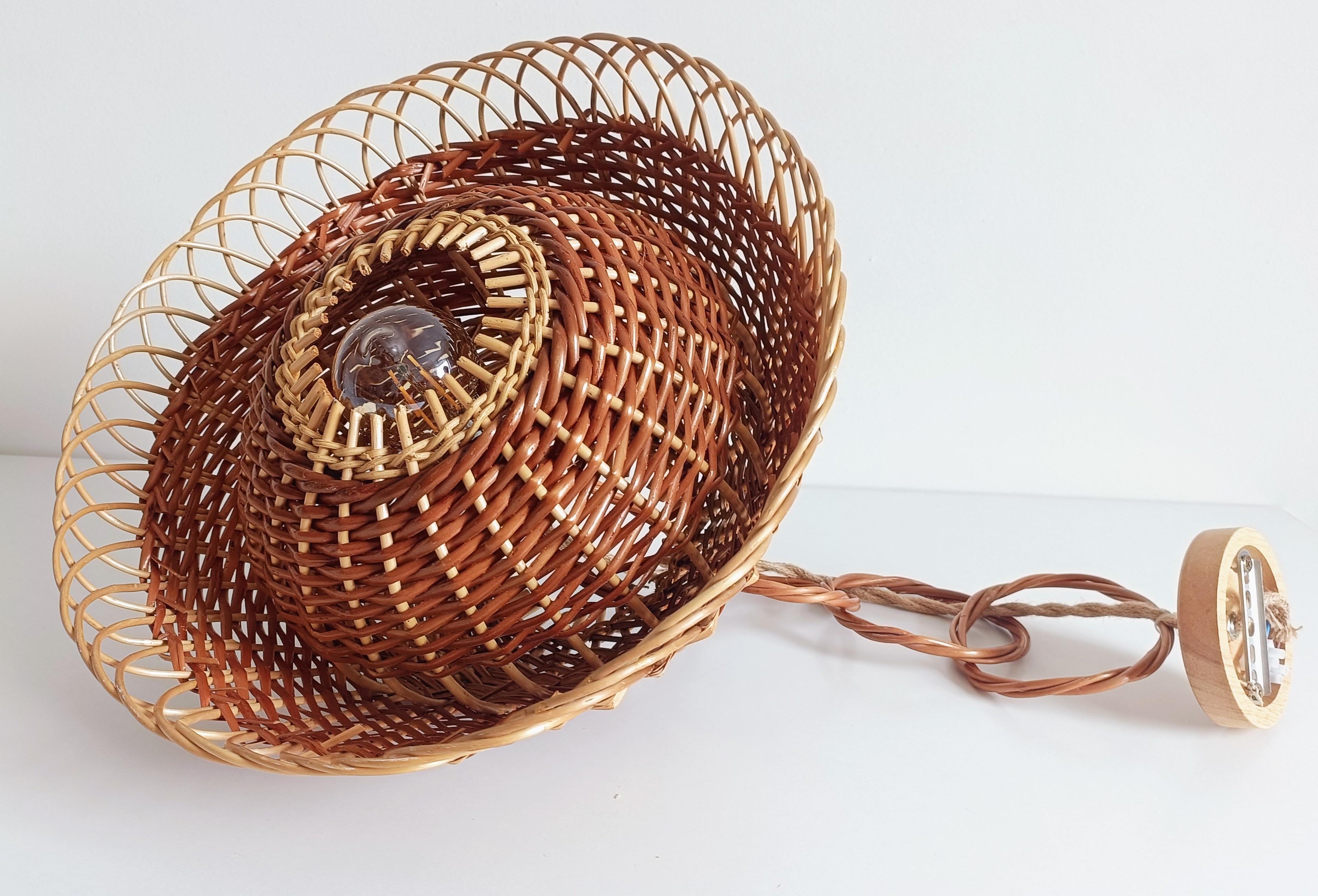 Rustikale Pendelleuchte aus Weidengeflecht, handgeflochten in Spanien, ca. 1960er Jahre (Mitte des 20. Jahrhunderts) im Angebot