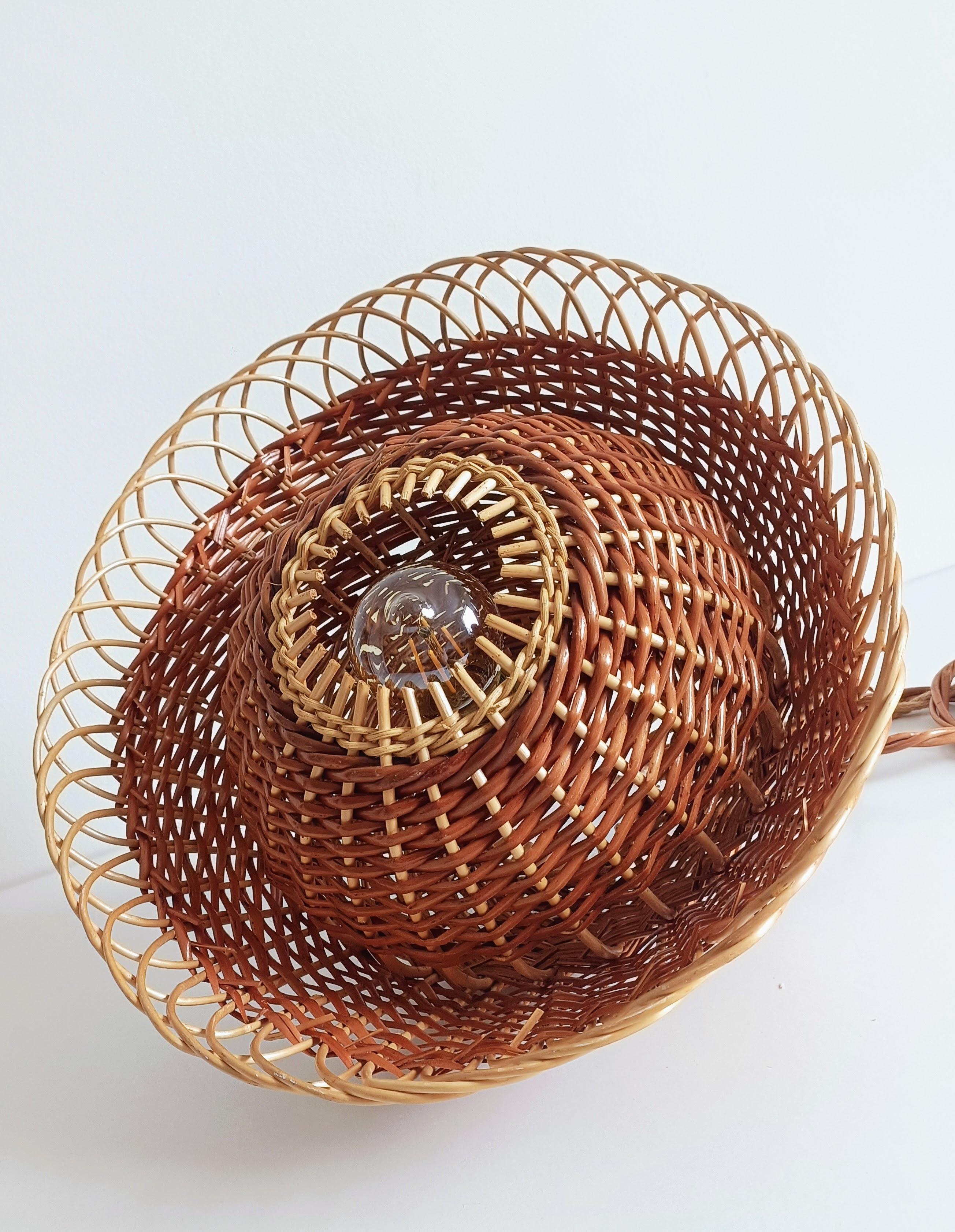 Rustikale Pendelleuchte aus Weidengeflecht, handgeflochten in Spanien, ca. 1960er Jahre (Korbweide) im Angebot