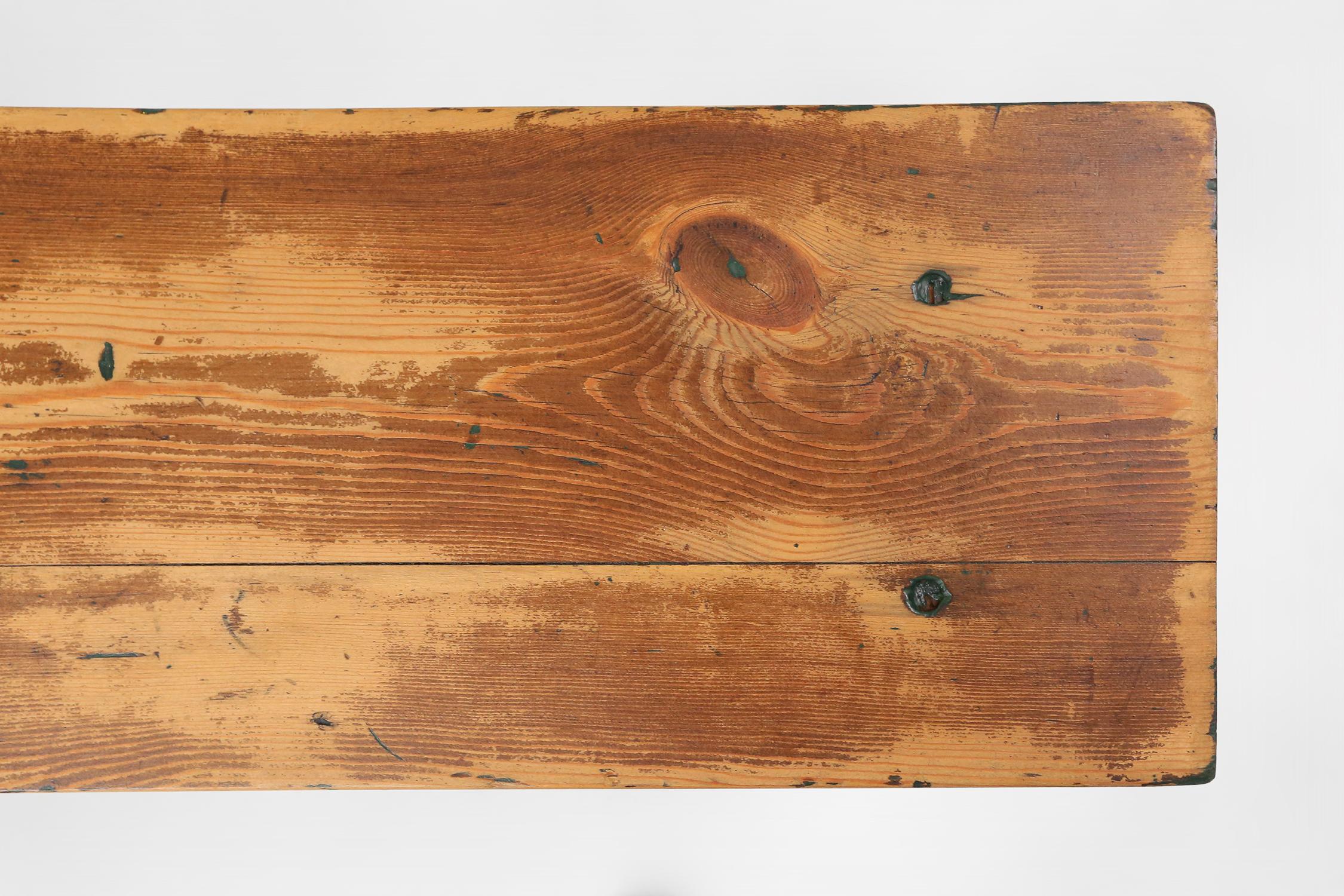 Rustikale Holzbank aus der Mitte des Jahrhunderts, Frankreich ca. 1900 (Frühes 20. Jahrhundert) im Angebot