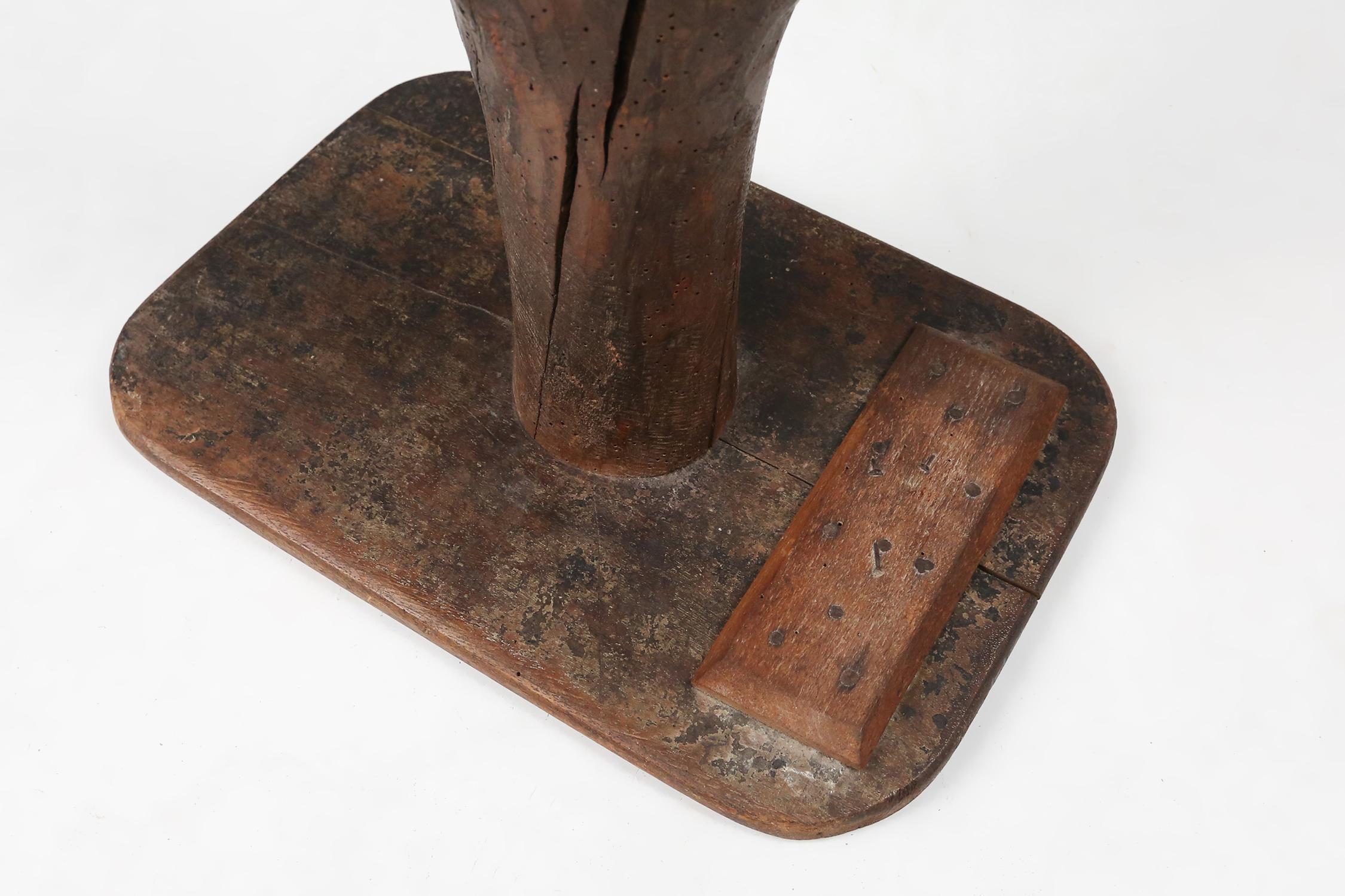 Rustikaler Holzhocker aus der Mitte des Jahrhunderts mit Beinen aus einem Ast, Frankreich, 1850 im Angebot 6