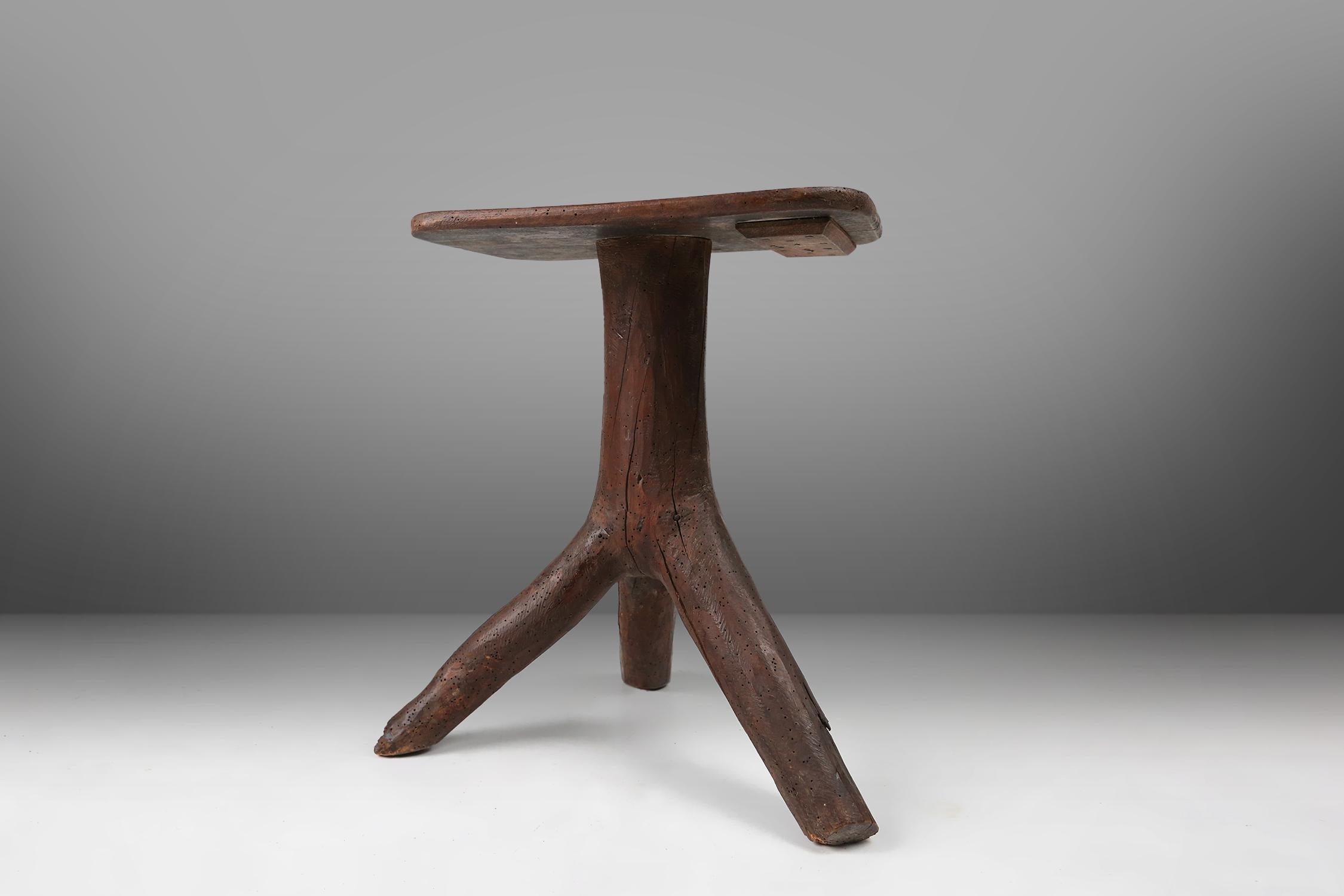 Rustic mid-century wooden stool with legs made of a tree branch, France, 1850 In Good Condition For Sale In Meulebeke, BE