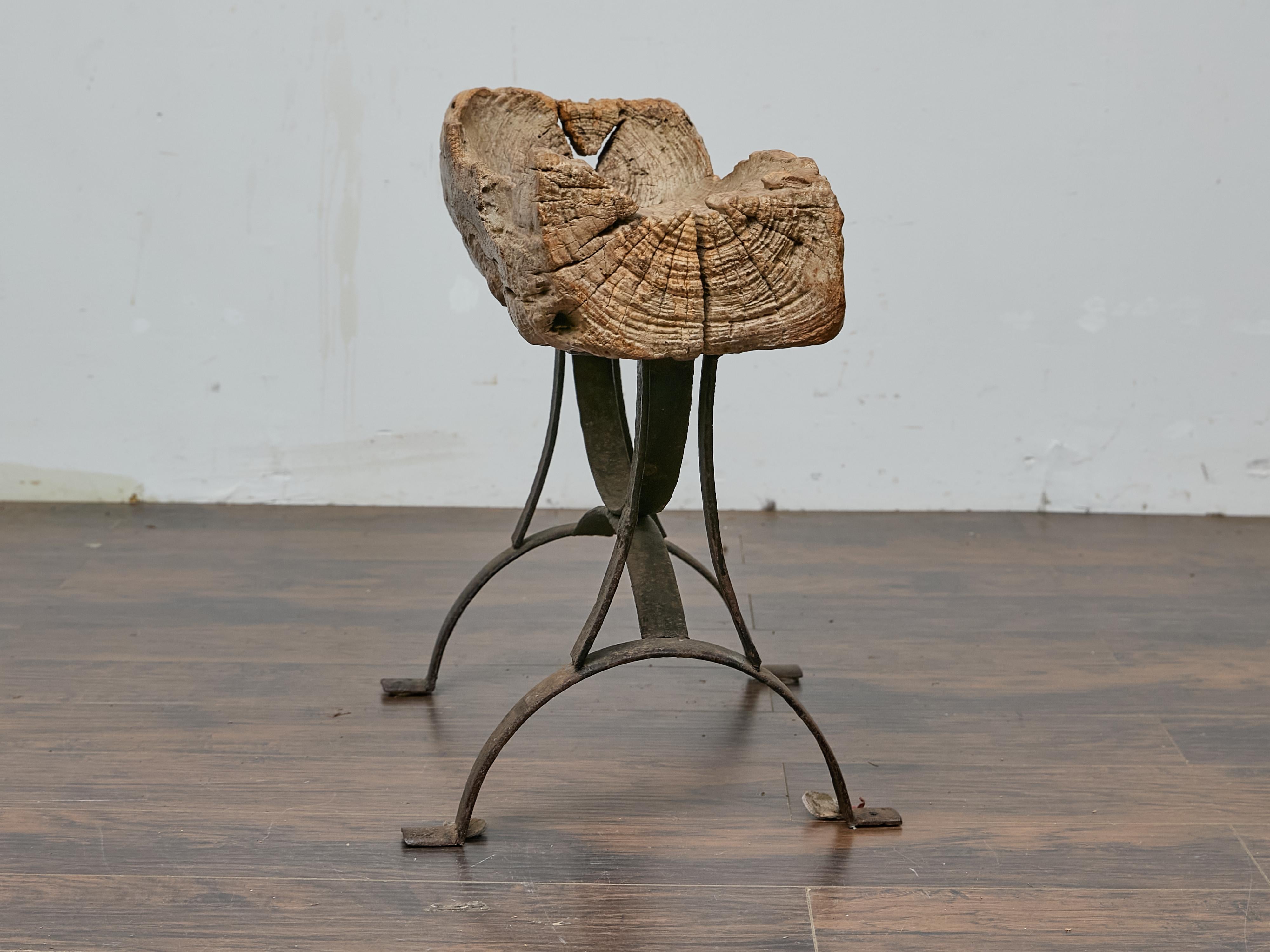 Table d'appoint rustique en bois du milieu du siècle dernier sur base en fer personnalisée en vente 3