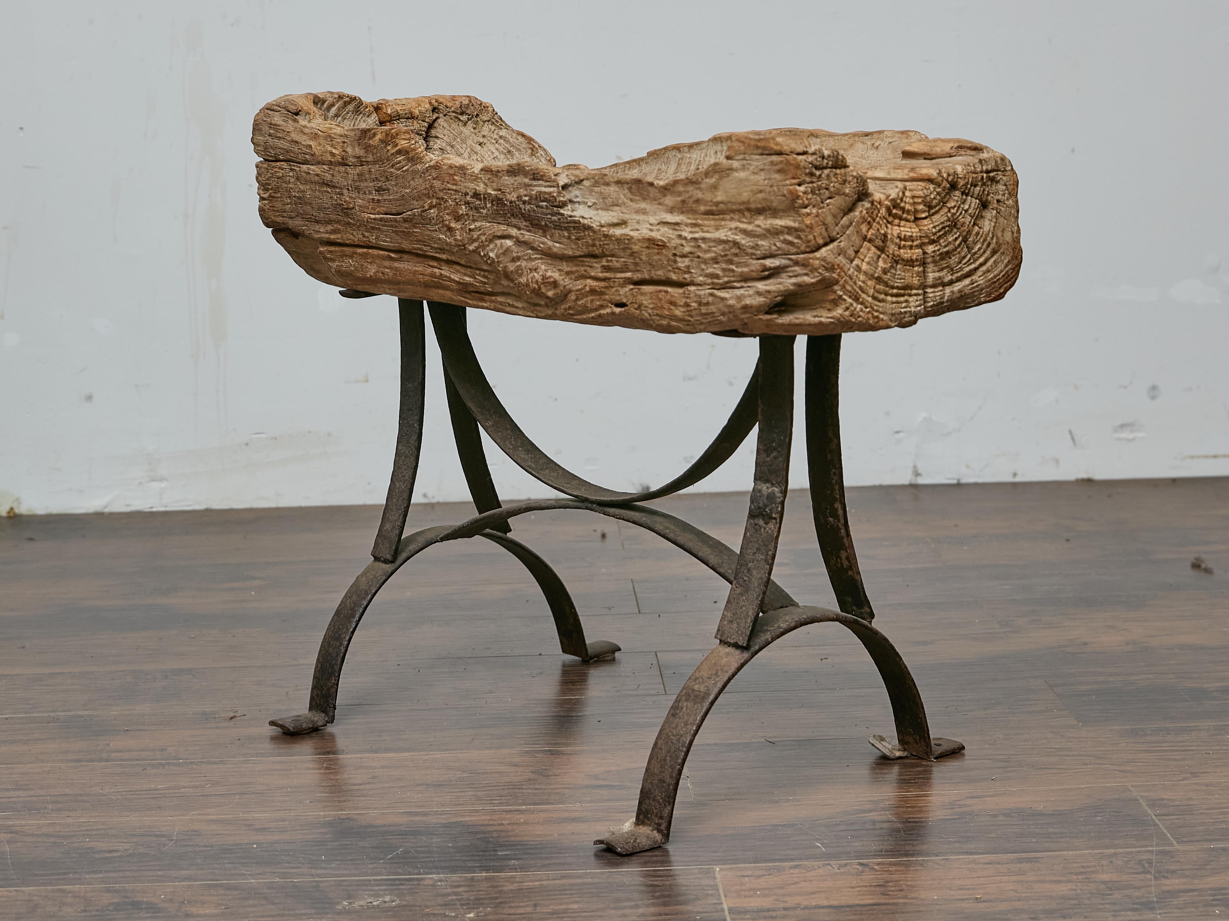 Table d'appoint rustique en bois du milieu du siècle dernier sur base en fer personnalisée en vente 5