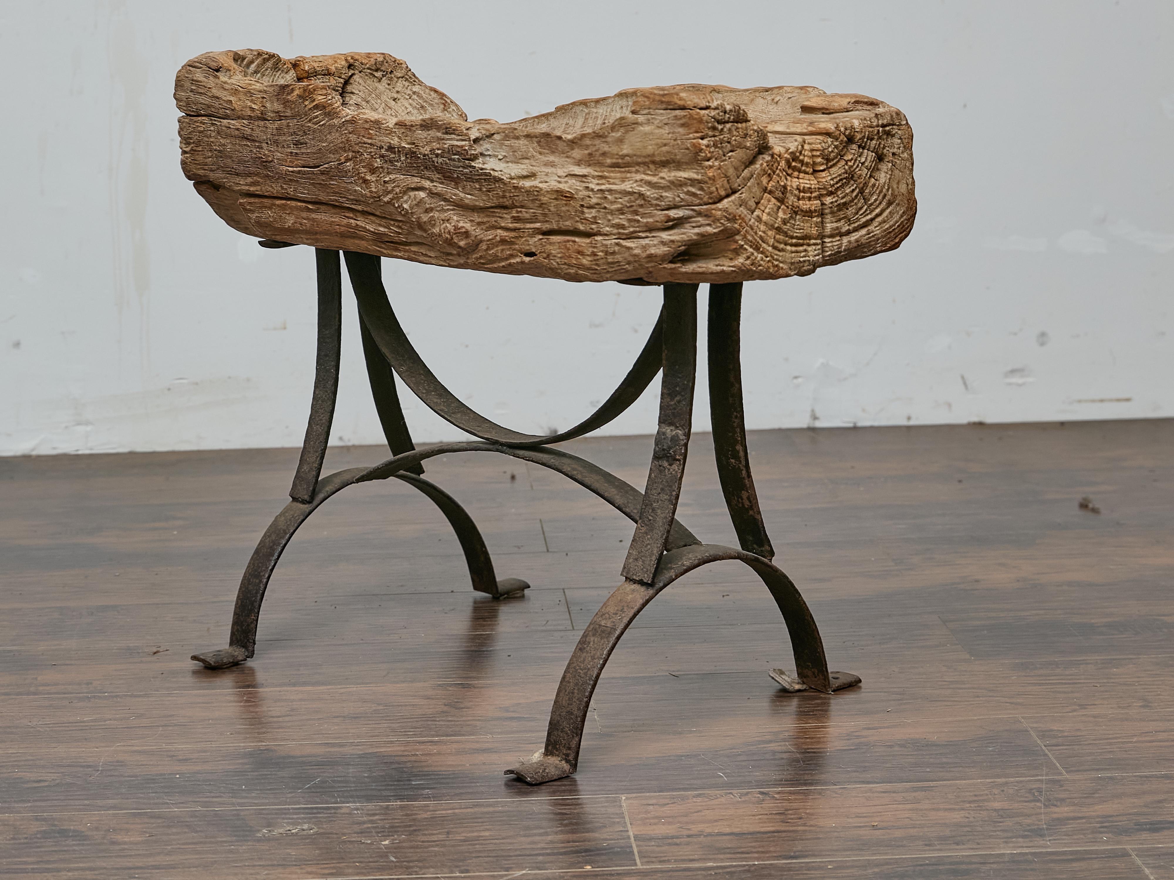 Table d'appoint rustique en bois du milieu du siècle dernier sur base en fer personnalisée en vente 6