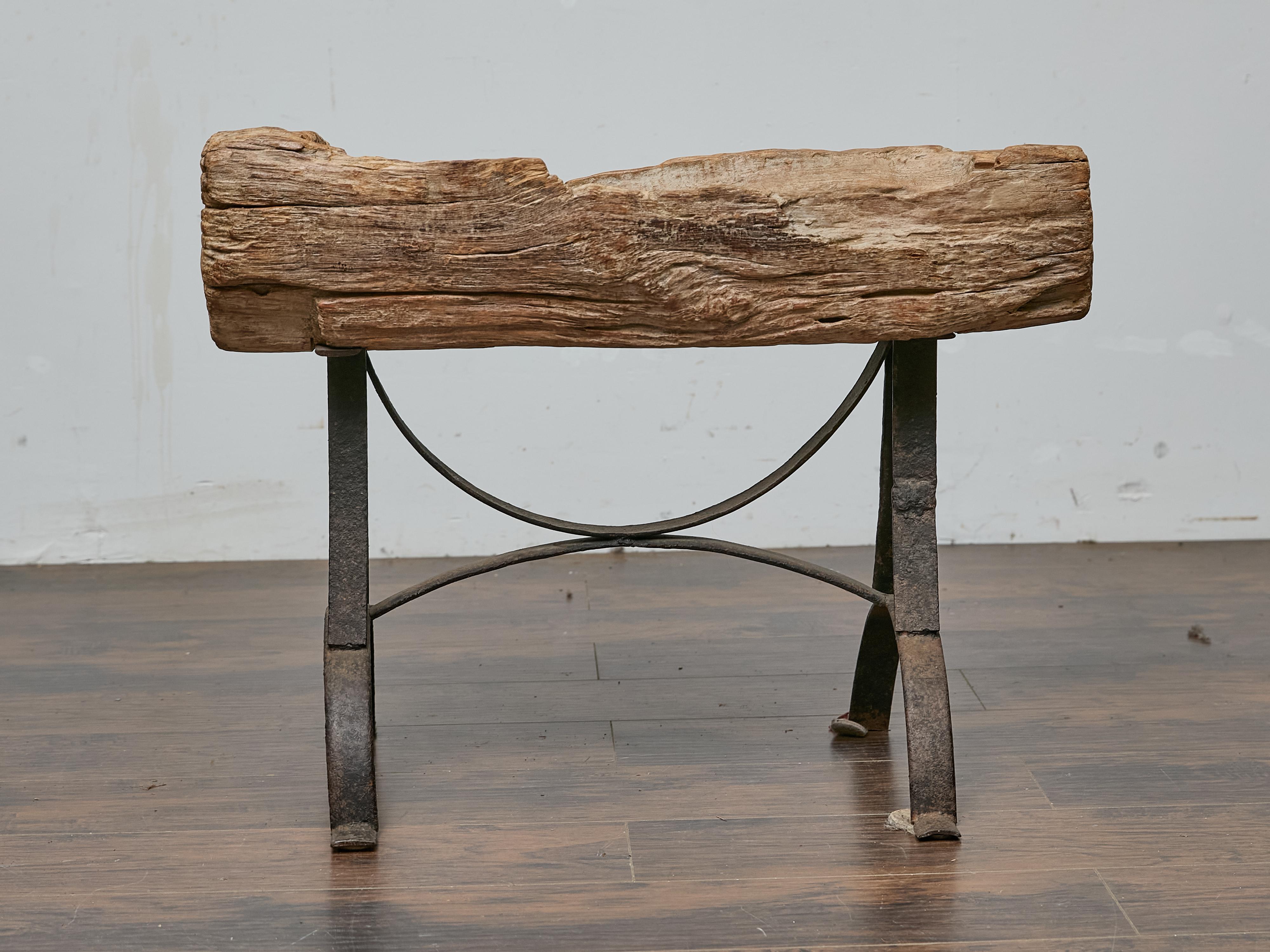 Table d'appoint rustique en bois du milieu du siècle dernier sur base en fer personnalisée en vente 7