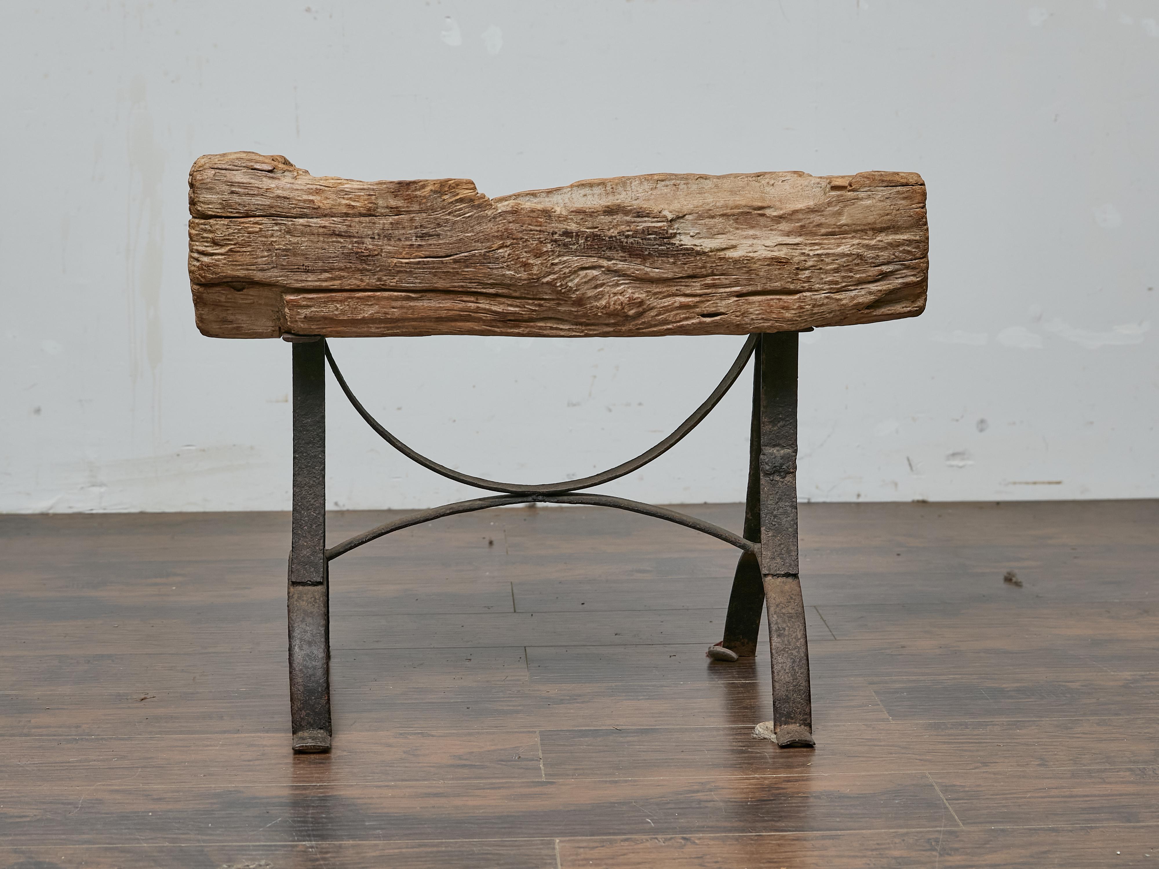 Table d'appoint rustique en bois du milieu du siècle dernier sur base en fer personnalisée en vente 8