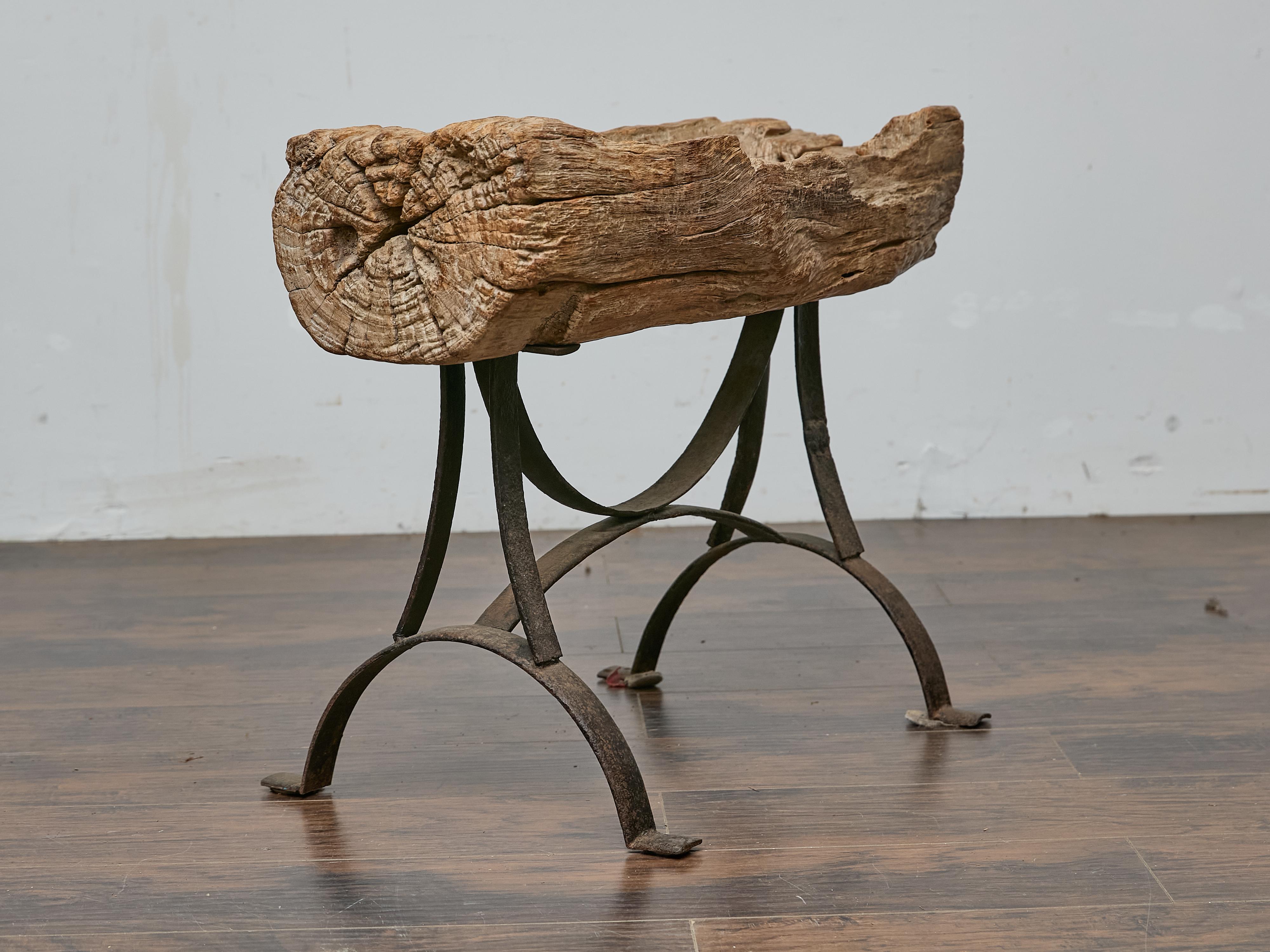 Table d'appoint rustique en bois du milieu du siècle dernier sur base en fer personnalisée en vente 9