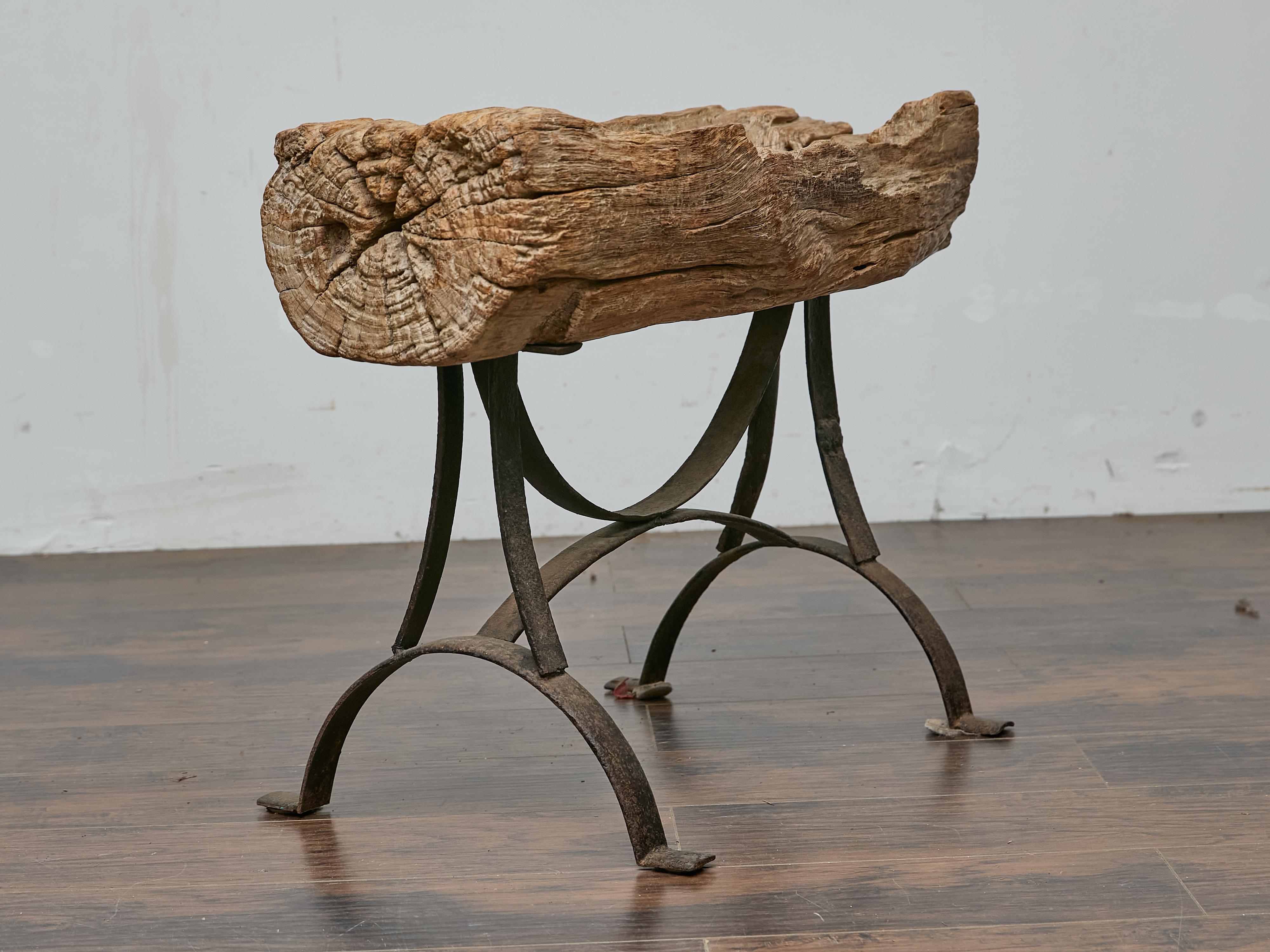 Table d'appoint rustique en bois du milieu du siècle dernier sur base en fer personnalisée en vente 10