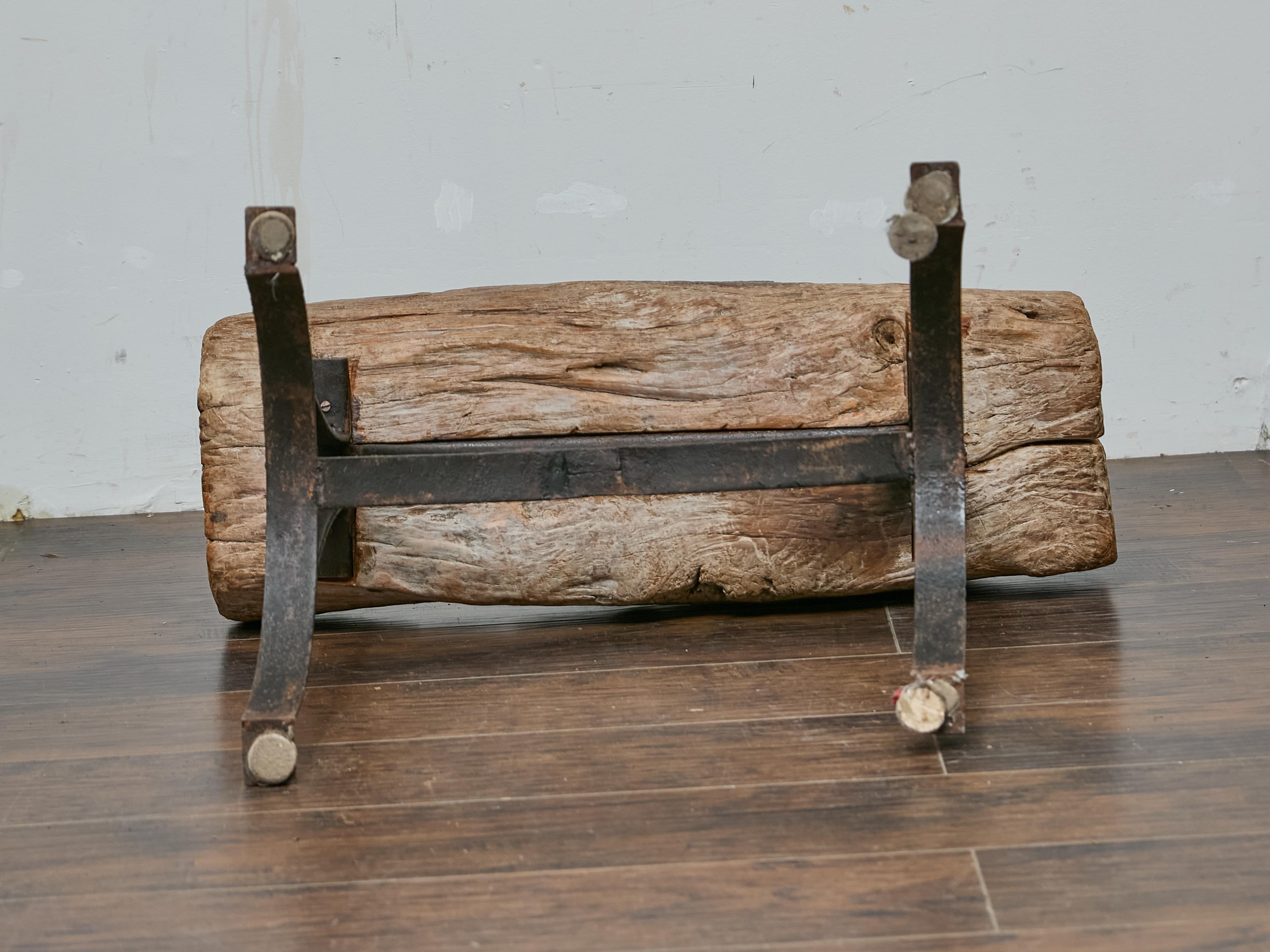 Table d'appoint rustique en bois du milieu du siècle dernier sur base en fer personnalisée en vente 11
