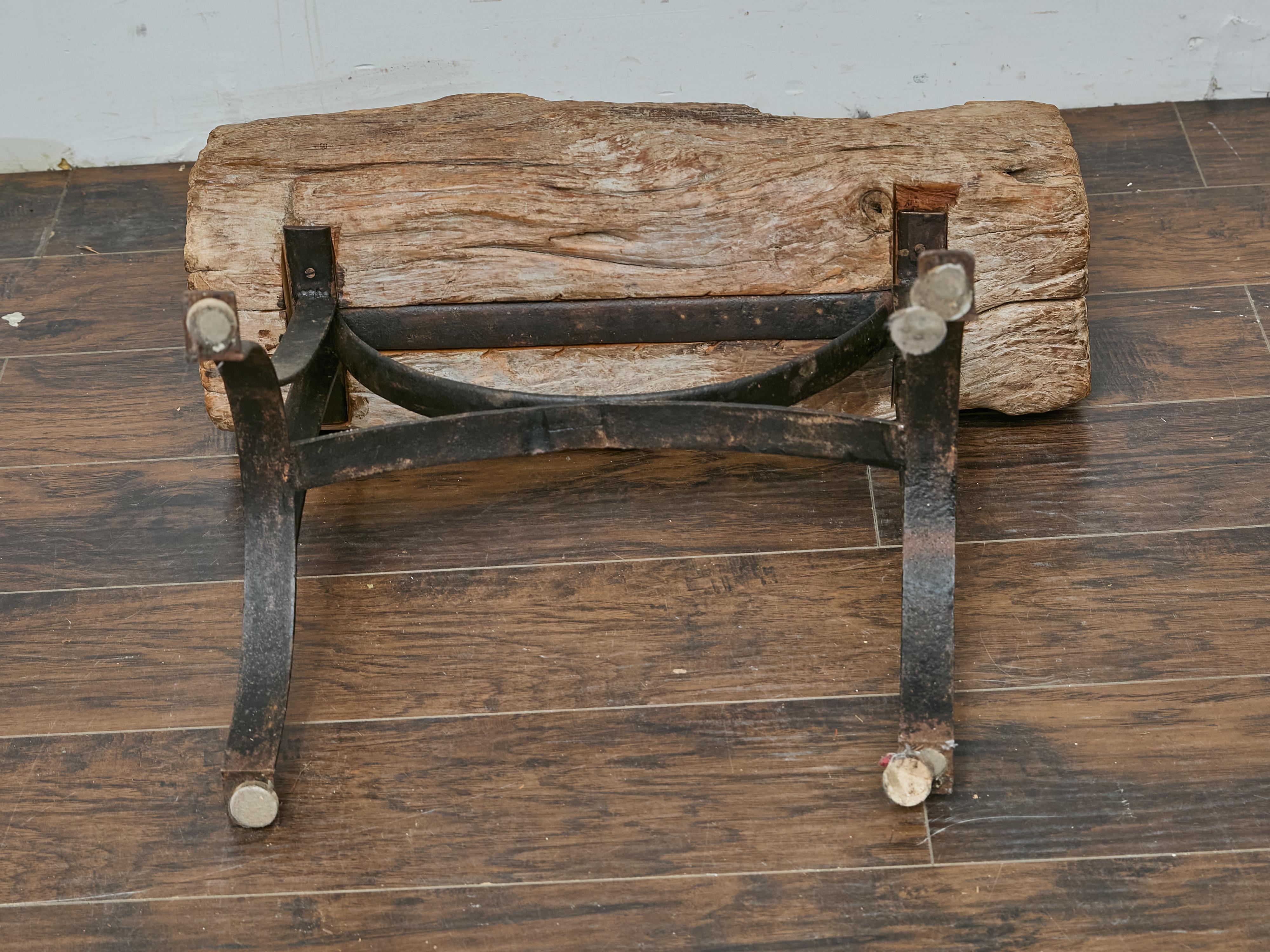 Table d'appoint rustique en bois du milieu du siècle dernier sur base en fer personnalisée en vente 12