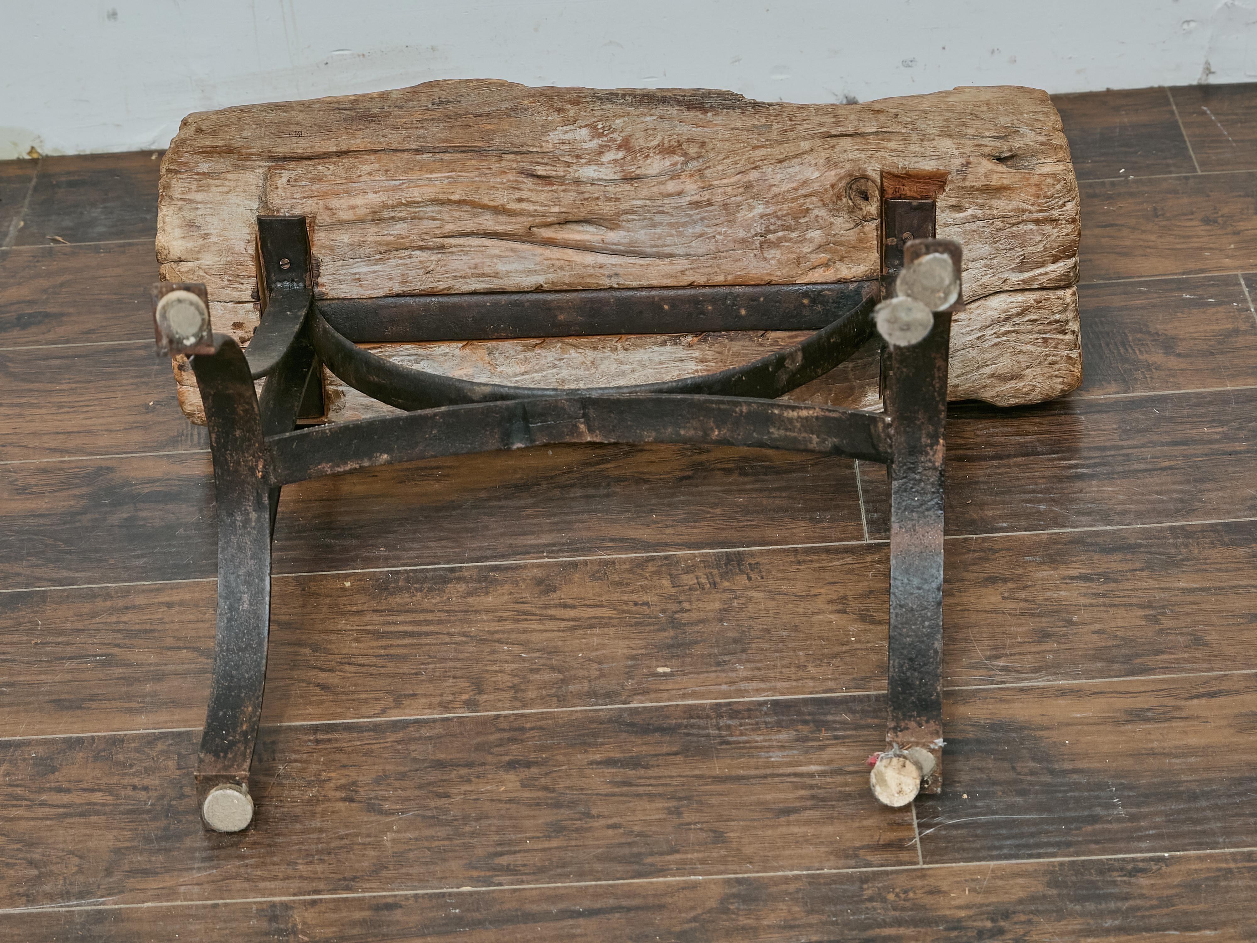 Table d'appoint rustique en bois du milieu du siècle dernier sur base en fer personnalisée en vente 13