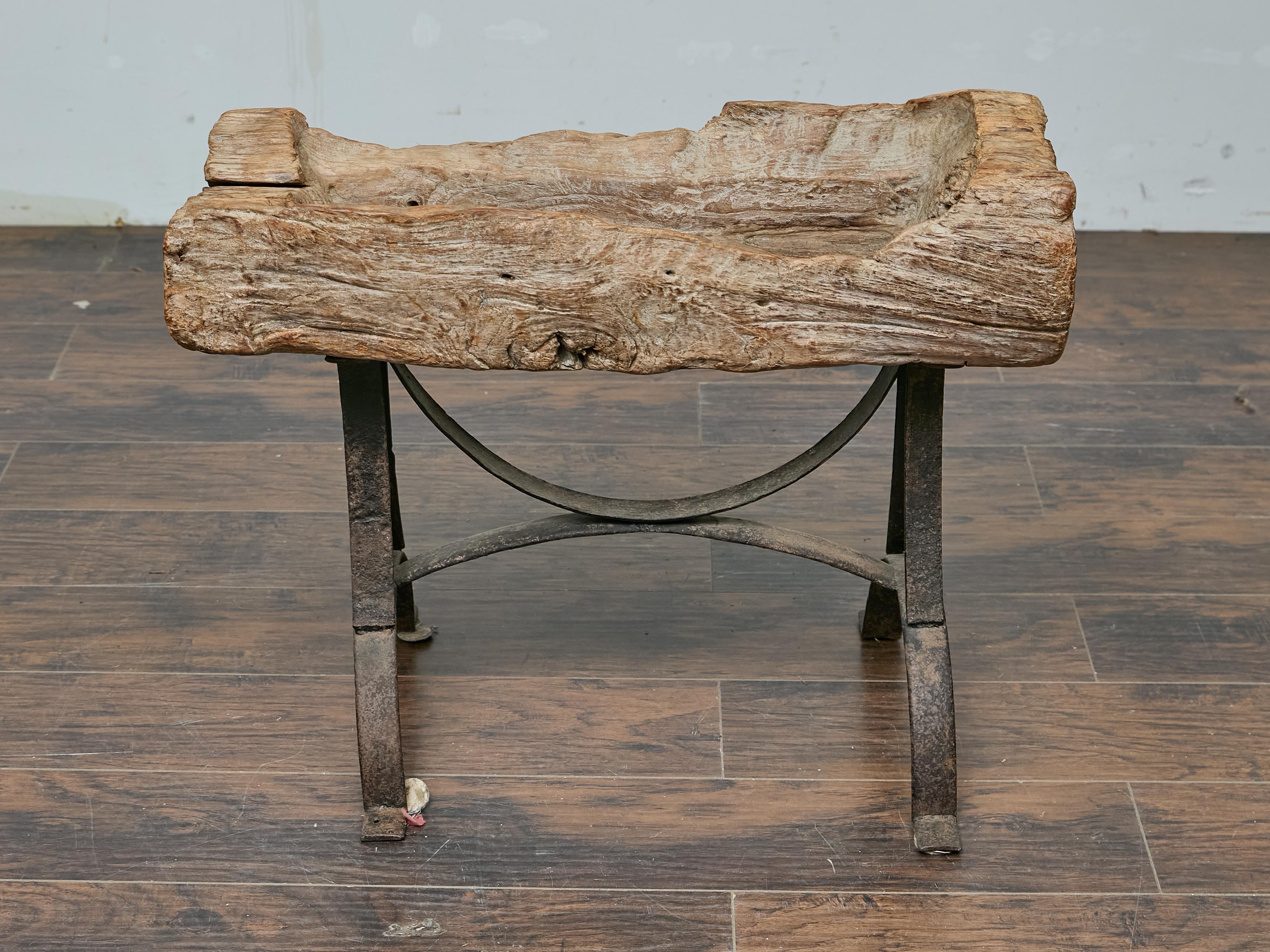 Rustique Table d'appoint rustique en bois du milieu du siècle dernier sur base en fer personnalisée en vente