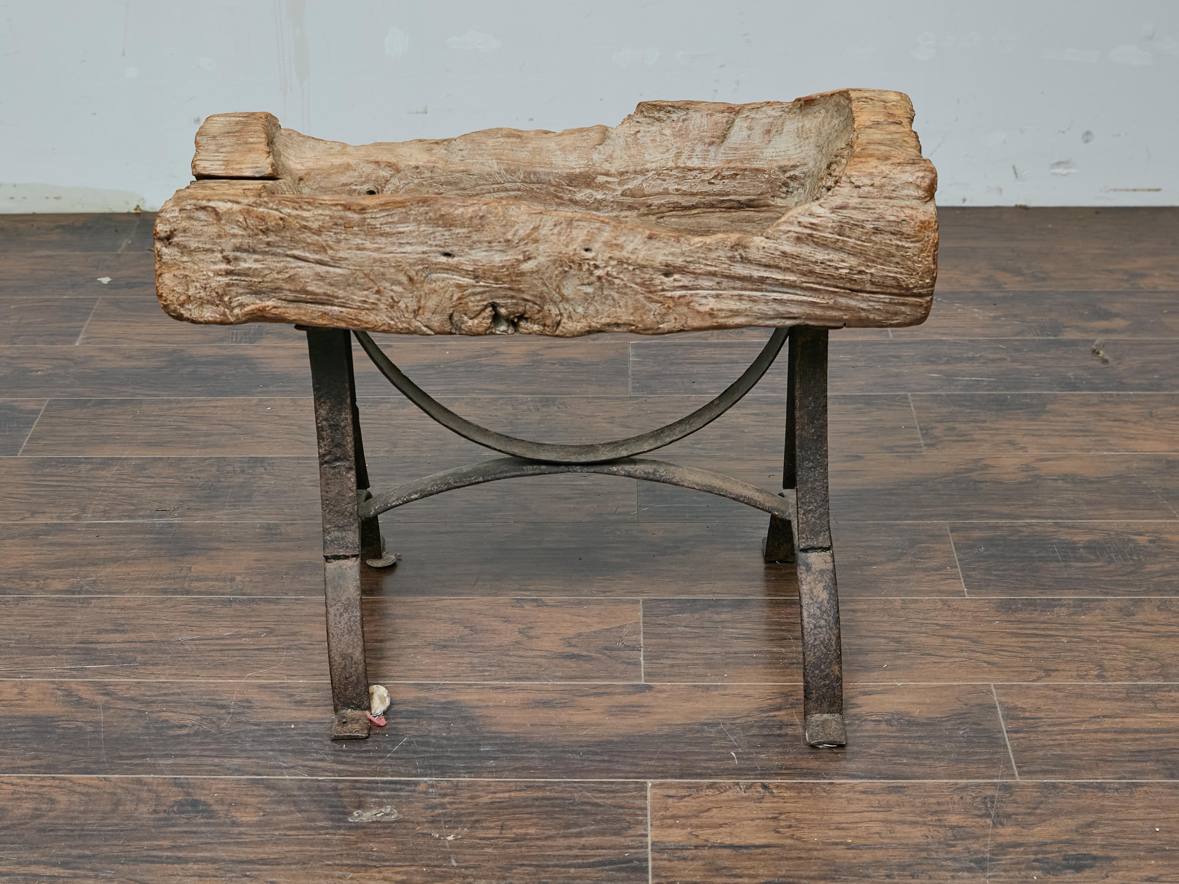 Américain Table d'appoint rustique en bois du milieu du siècle dernier sur base en fer personnalisée en vente