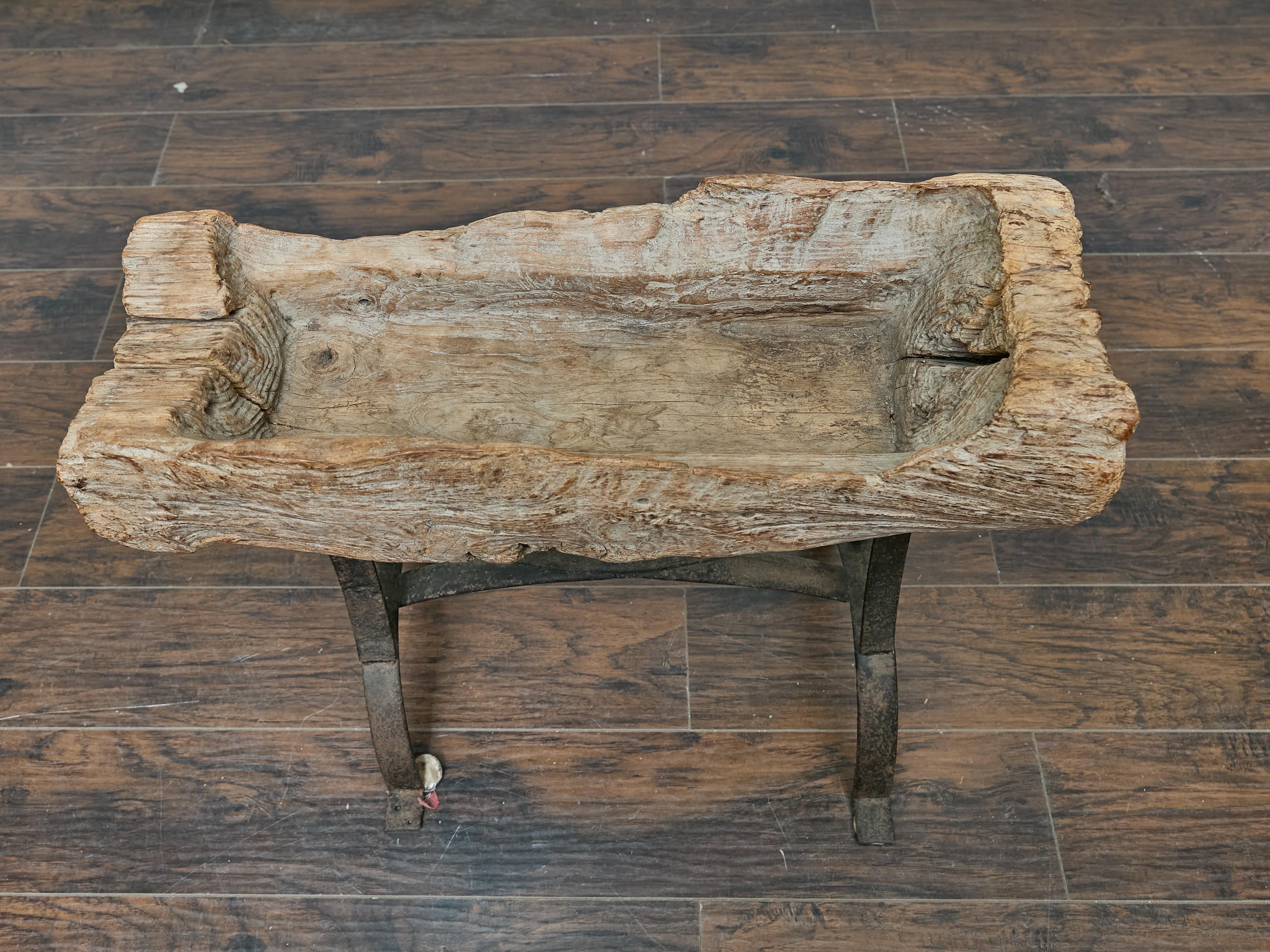 Table d'appoint rustique en bois du milieu du siècle dernier sur base en fer personnalisée Bon état - En vente à Atlanta, GA