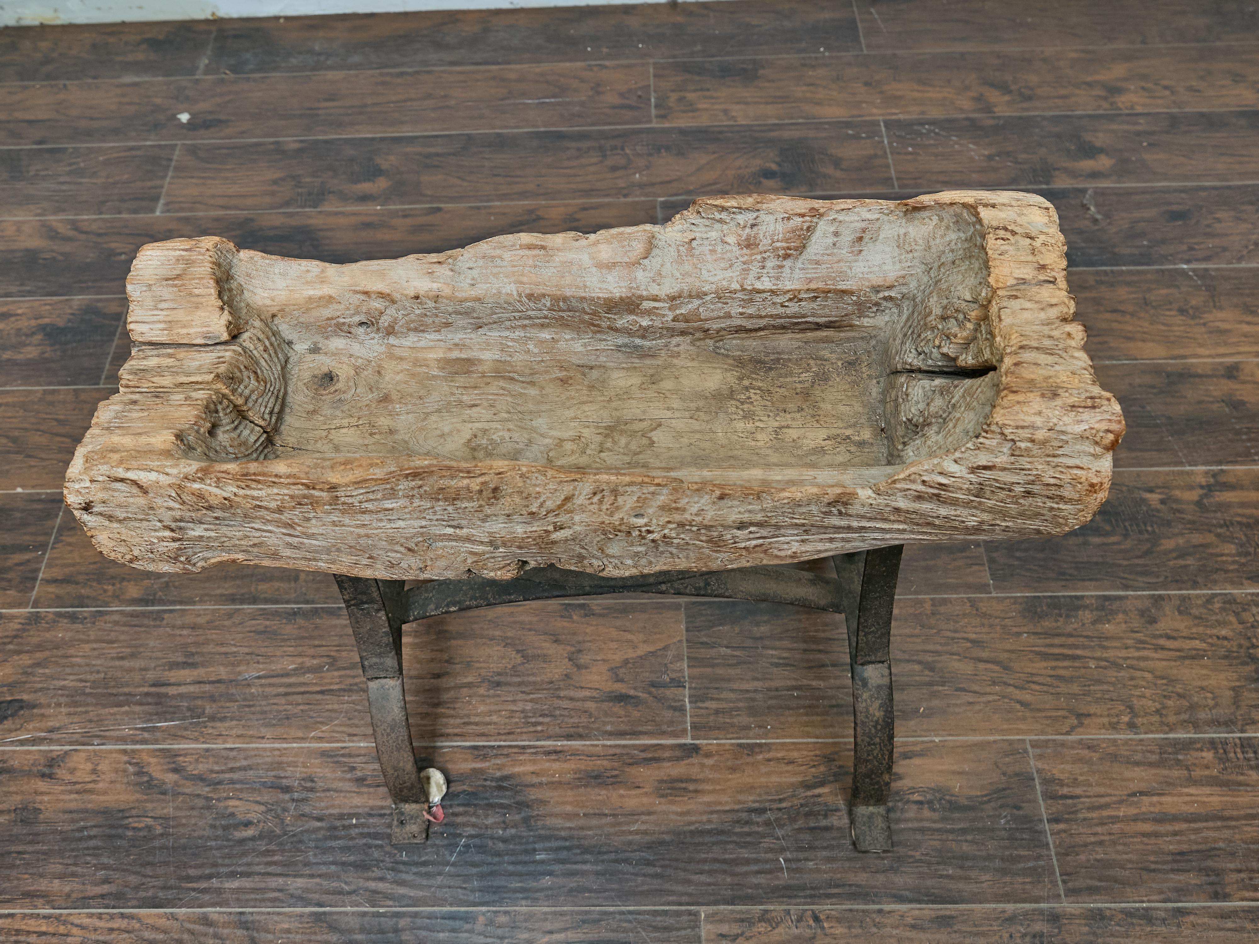 20ième siècle Table d'appoint rustique en bois du milieu du siècle dernier sur base en fer personnalisée en vente