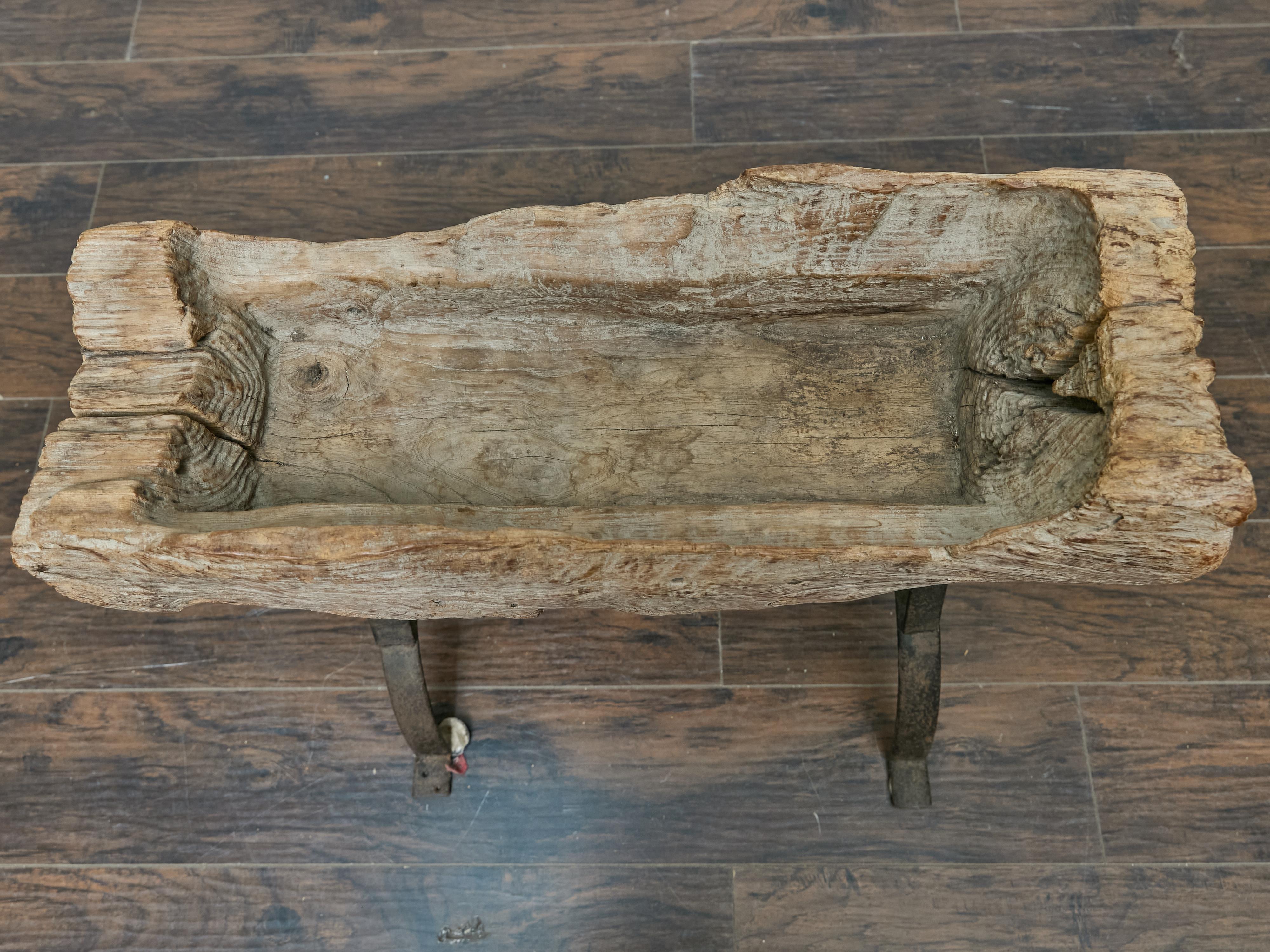 Fer Table d'appoint rustique en bois du milieu du siècle dernier sur base en fer personnalisée en vente