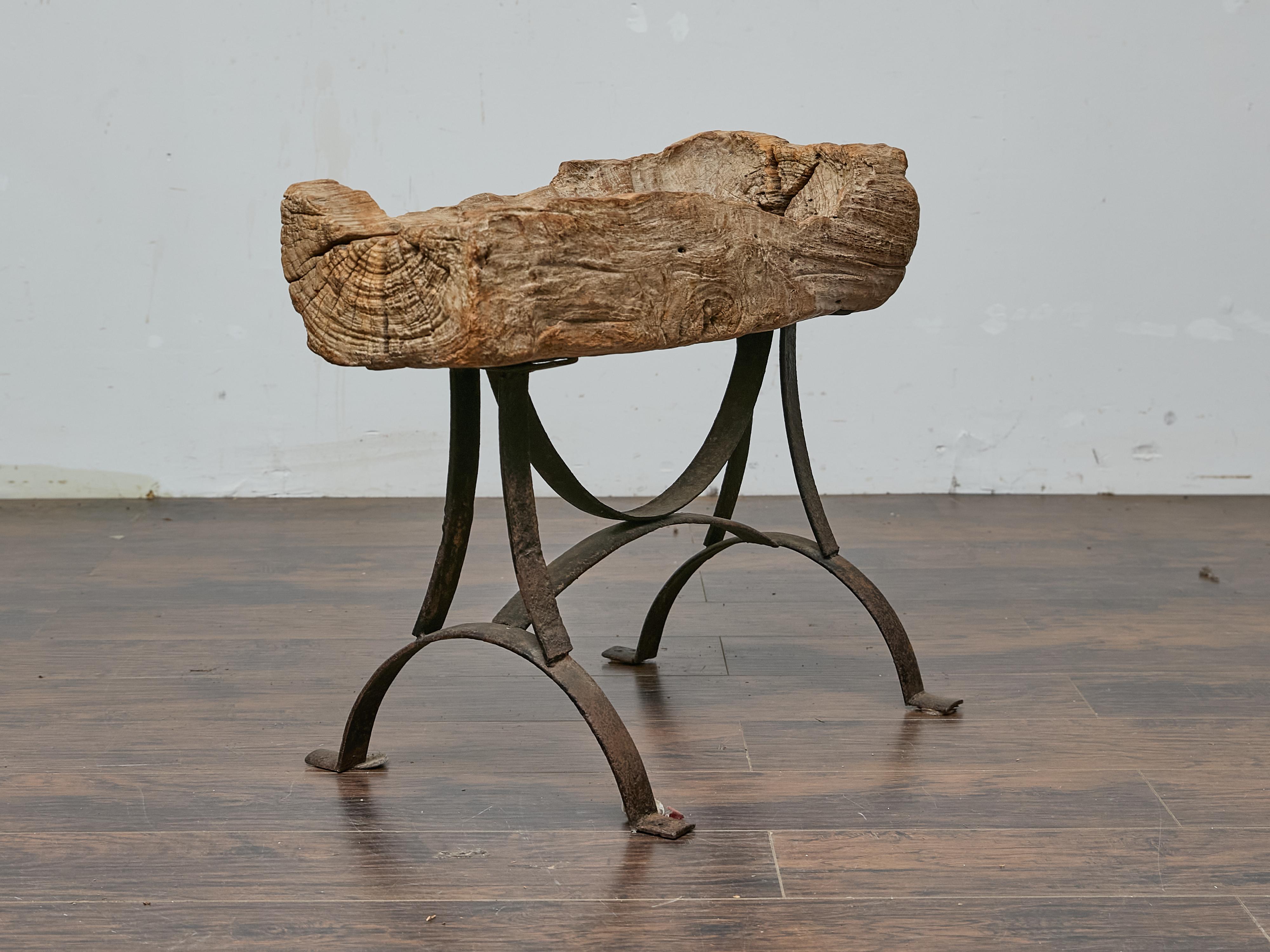 Table d'appoint rustique en bois du milieu du siècle dernier sur base en fer personnalisée en vente 1