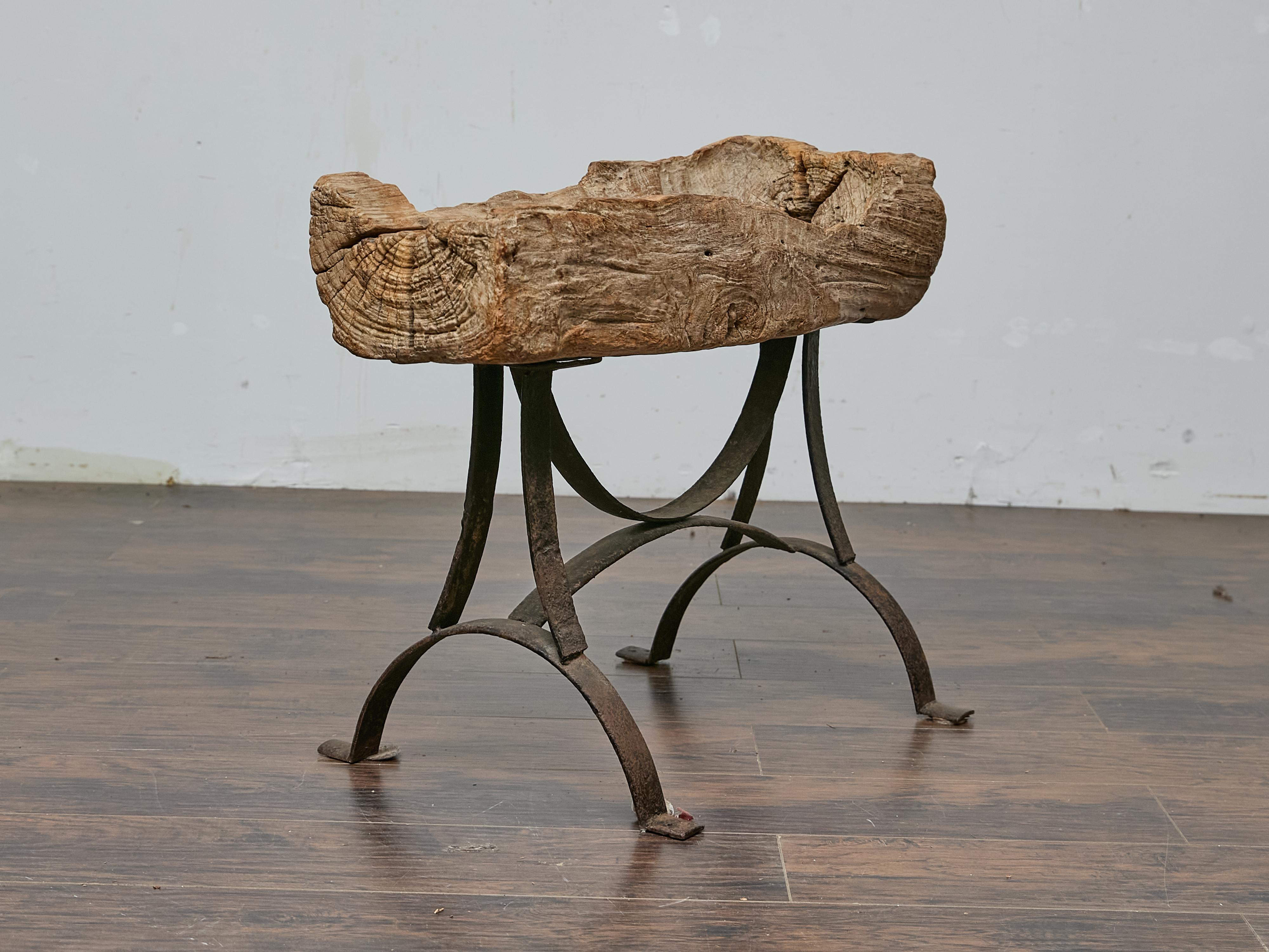Table d'appoint rustique en bois du milieu du siècle dernier sur base en fer personnalisée en vente 2