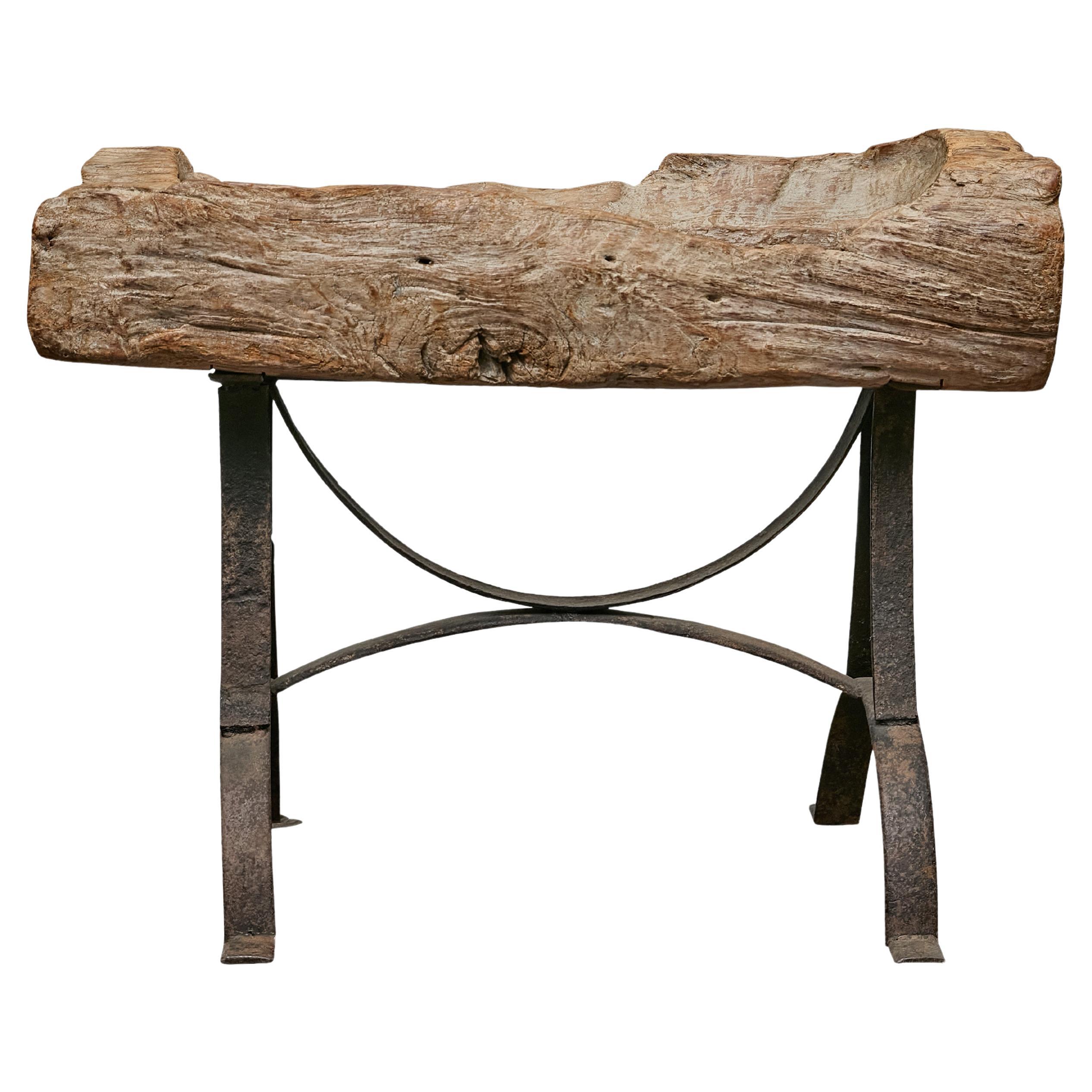 Table d'appoint rustique en bois du milieu du siècle dernier sur base en fer personnalisée en vente
