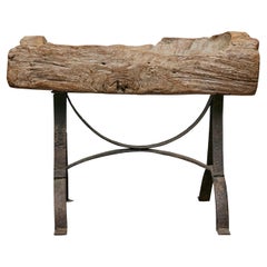 Rustikaler Mid-Century-Akzenttisch aus Holz mit Rohrgeflecht auf maßgefertigtem Eisensockel
