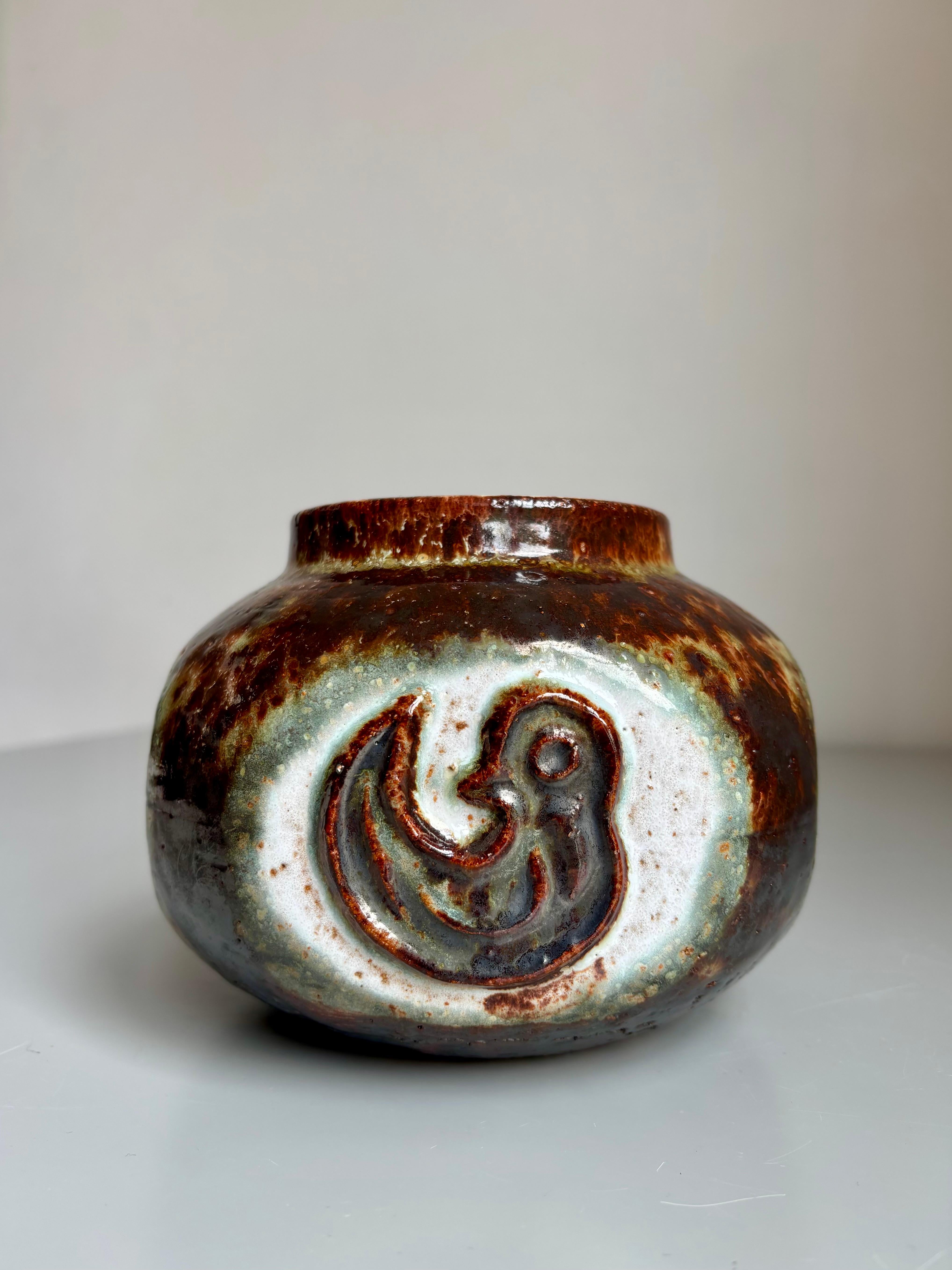 Mid-Century Modern Bol décoratif rustique en grès du milieu du siècle en forme d'oiseau, années 1960 en vente
