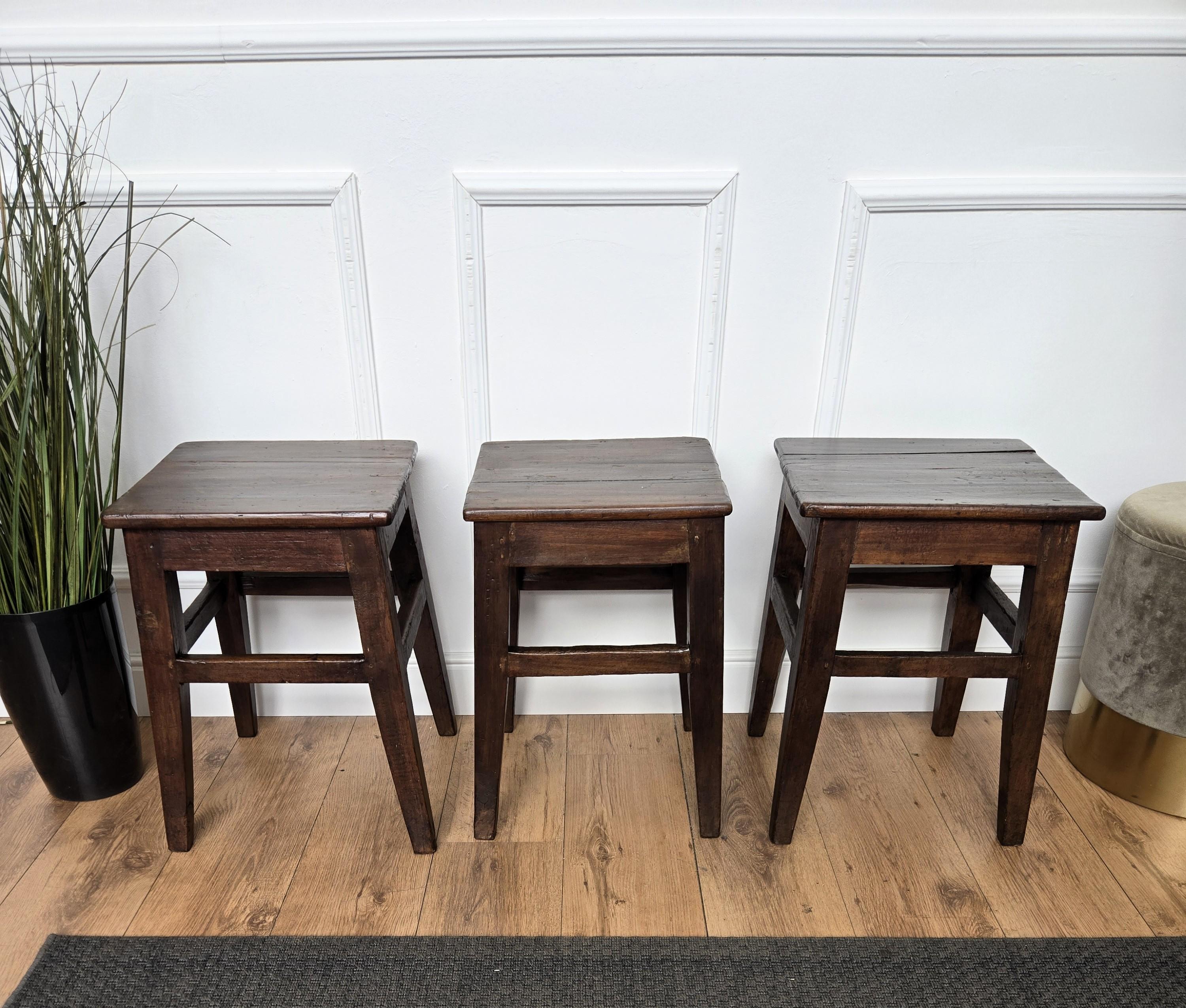 Construcción de madera maciza, hermosas vetas de madera, acabado envejecido, artículos antiguos muy bonitos con gran estilo y forma. Estos estupendos taburetes o mesas auxiliares, con su rica y hermosa pátina, quedarían de maravilla en cualquier