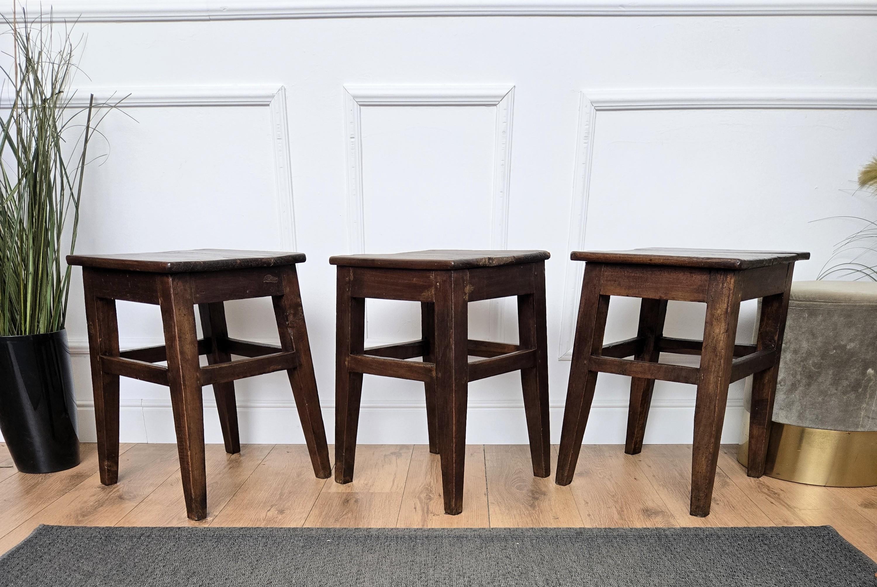 Mesa auxiliar rústica minimalista italiana de madera Banco Taburete Asiento en Bueno estado para la venta en Carimate, Como