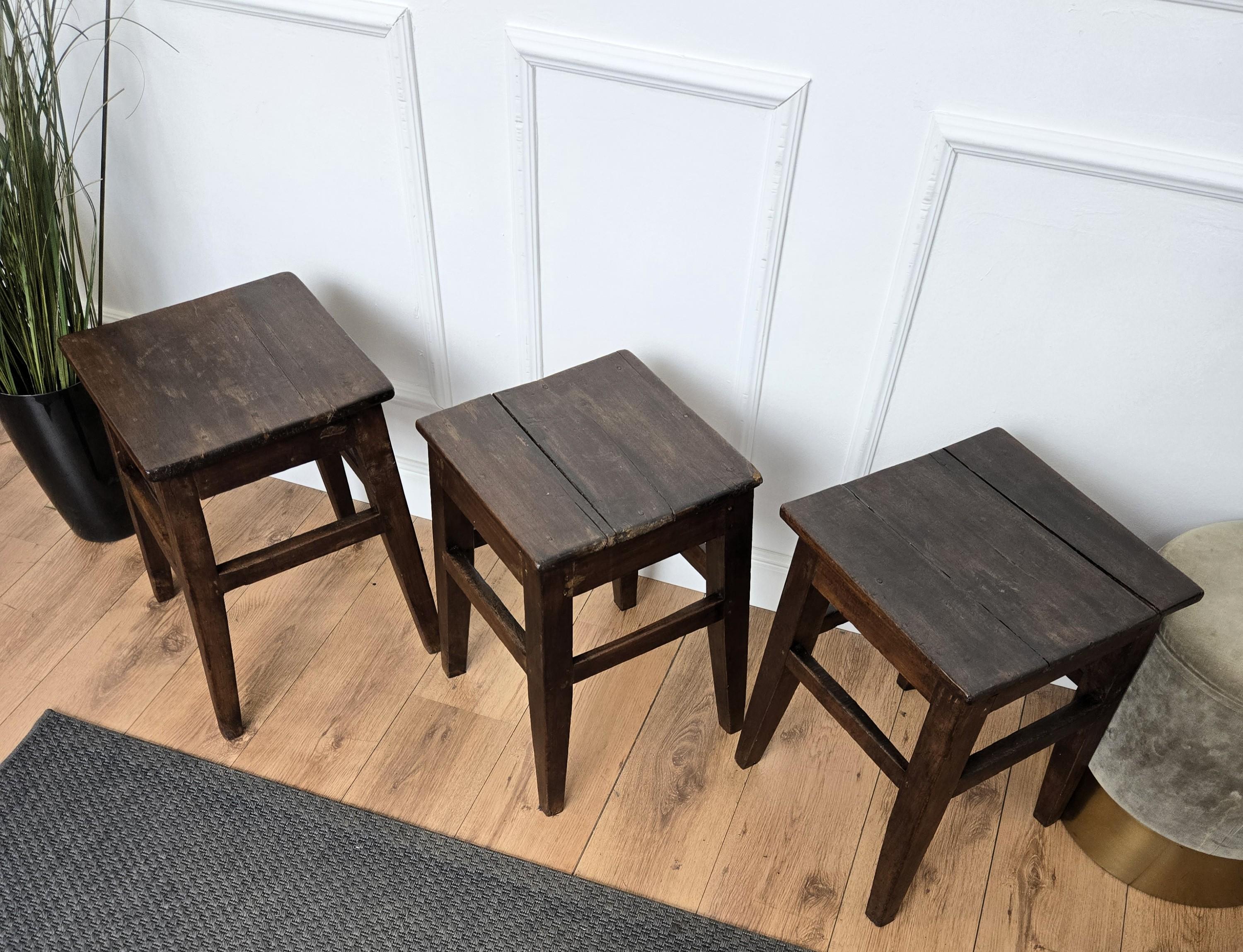 Mesa auxiliar rústica minimalista italiana de madera Banco Taburete Asiento siglo XX en venta