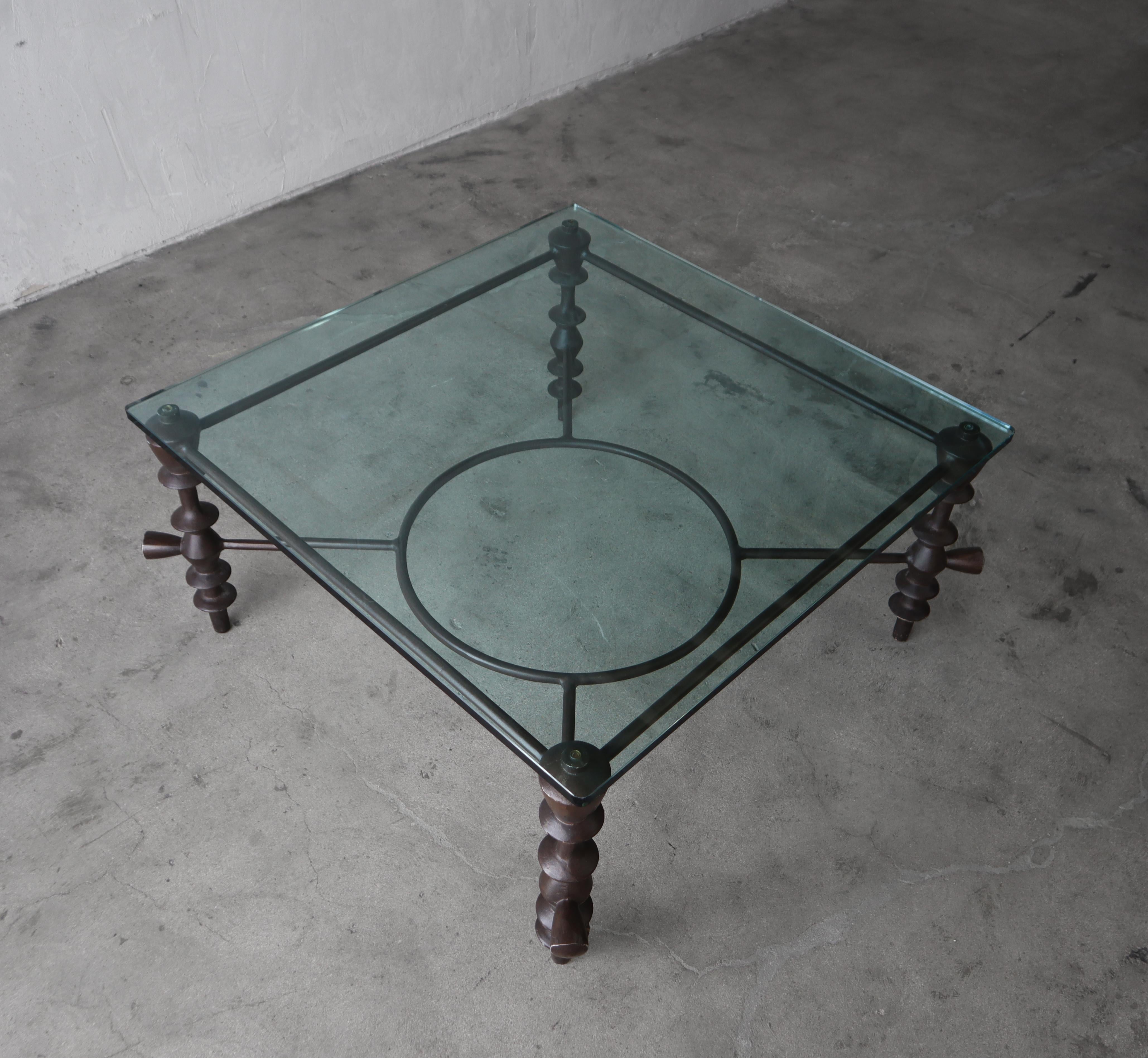 Minimaliste Table basse de style Giacometti en finition bronze et verre en vente