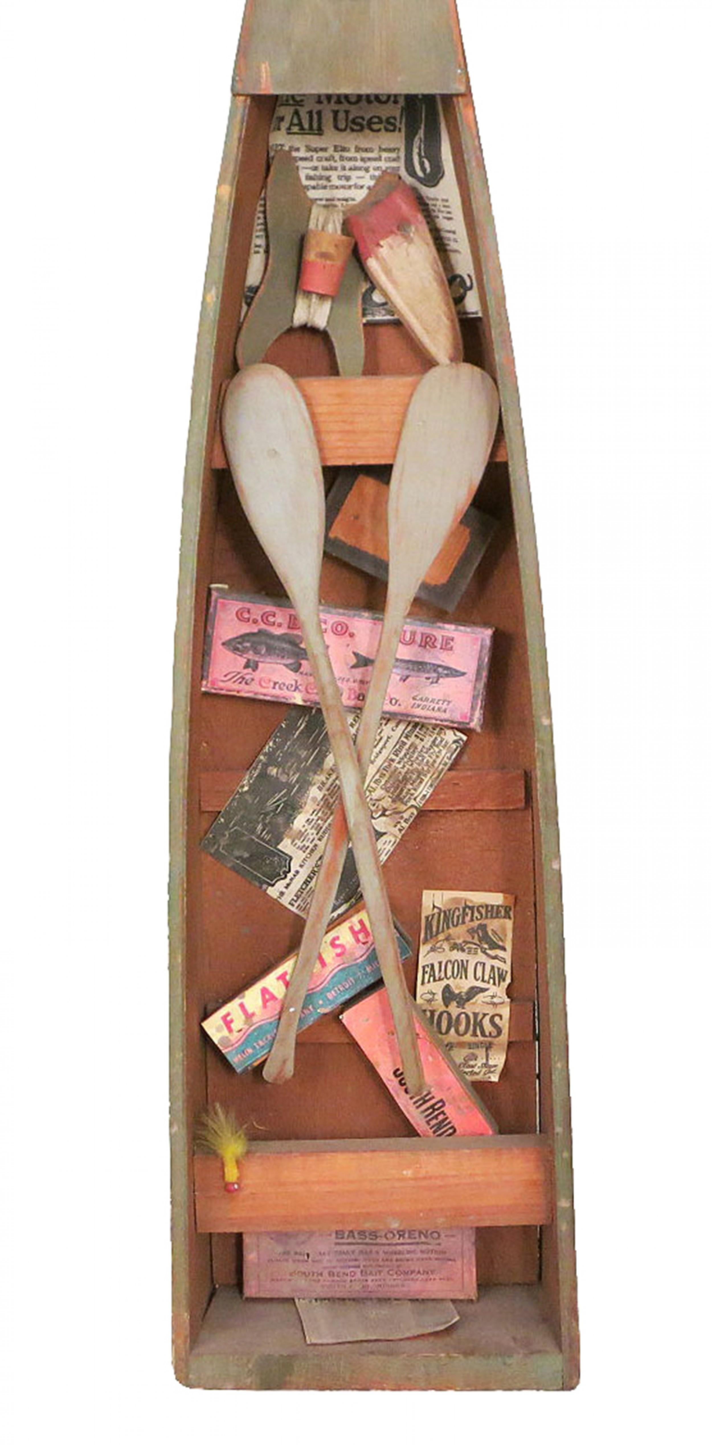 Medio modelo de bote de remos pintado en verde antiguo de estilo rústico campestre americano de mediados de siglo como expositor de aparejos de pesca