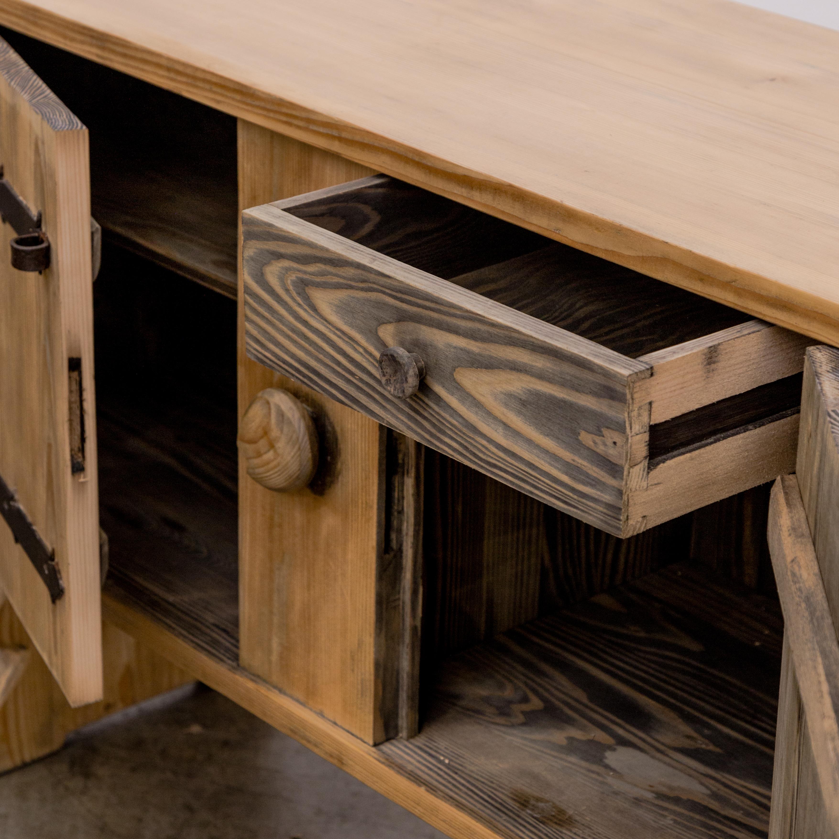 Legno Armadio moderno rustico in pino sbiancato in vendita