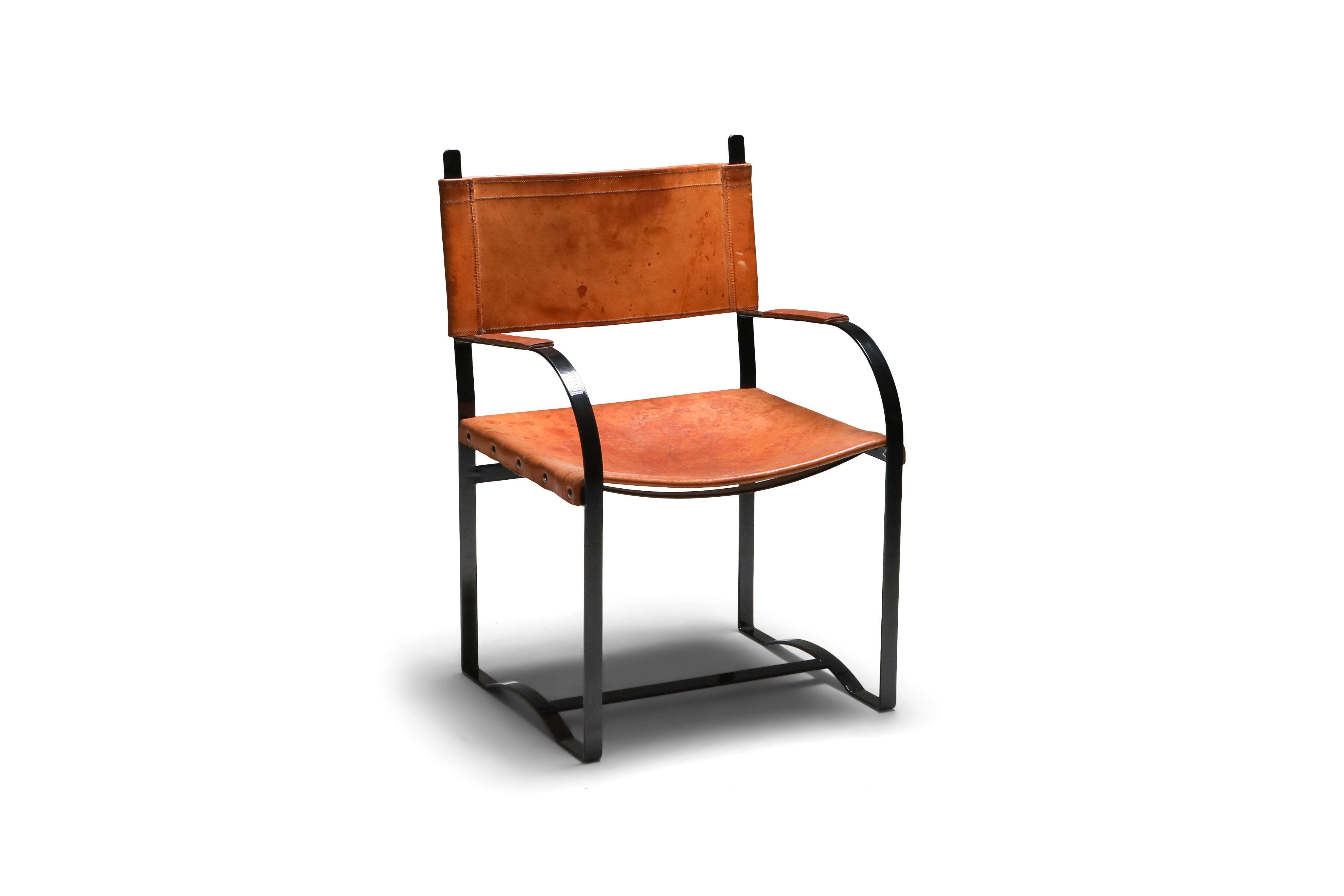 chaises en acier laqué noir et cuir cognac patiné, ensemble de six, Belgique, années 1960

Ensemble inhabituel de six chaises d'appoint, sièges en cuir épais, structure en acier massif.
Ils s'intègrent parfaitement dans un intérieur rustique et