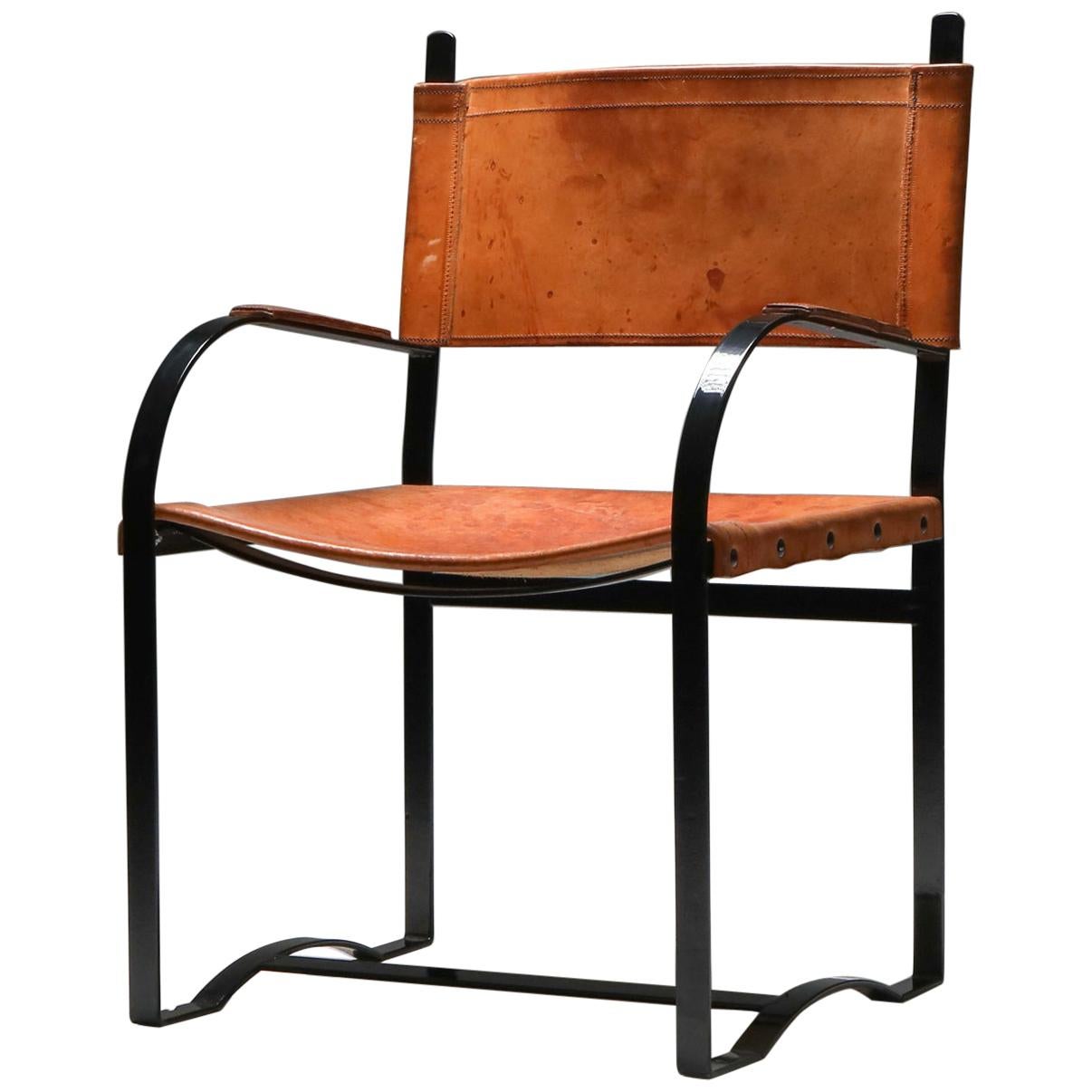 Chaise moderne et rustique en cuir cognac en vente