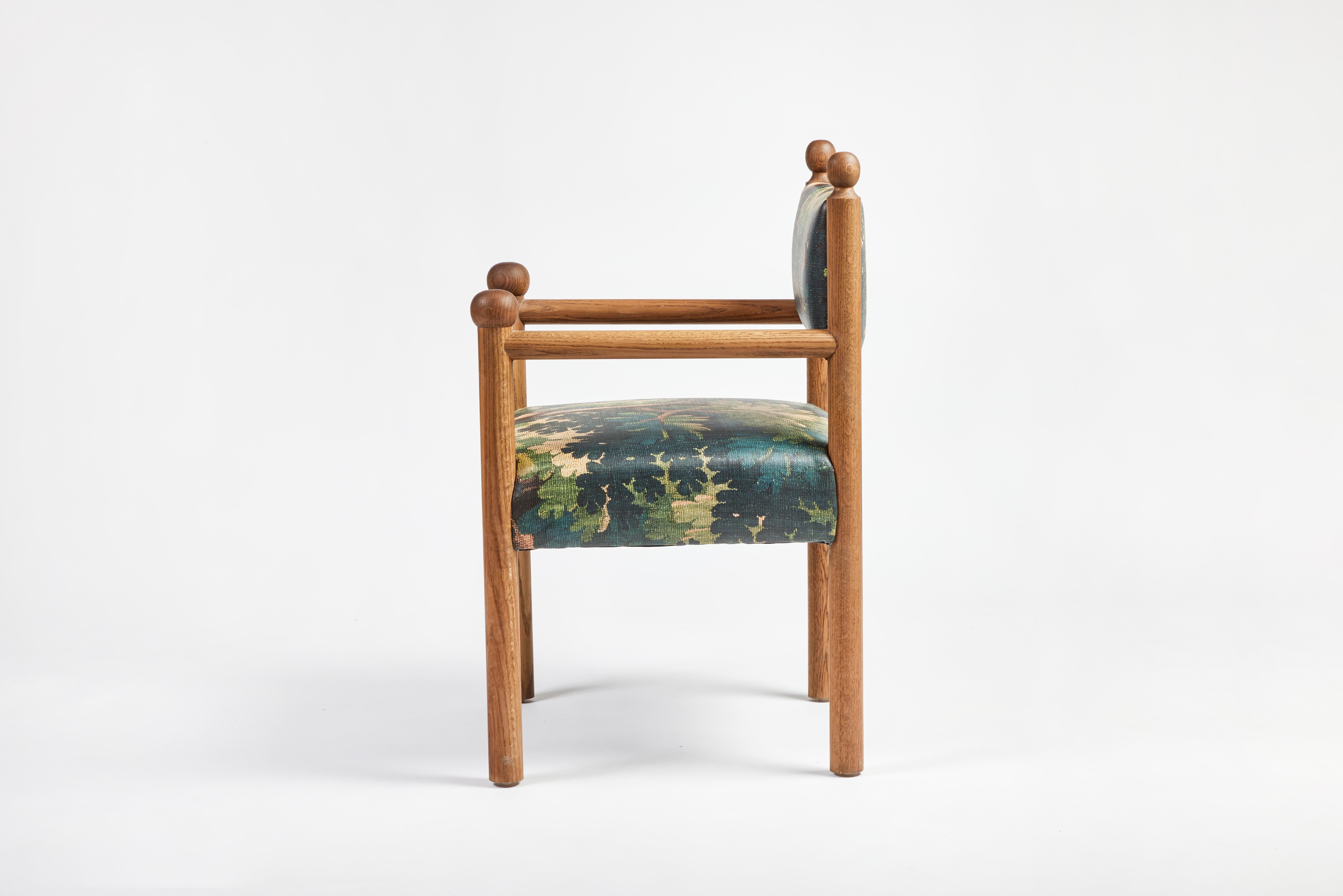 Américain Chaise de salle à manger moderne et rustique de Sydney avec bras tournés et fleurons par Martin & Brockett en vente