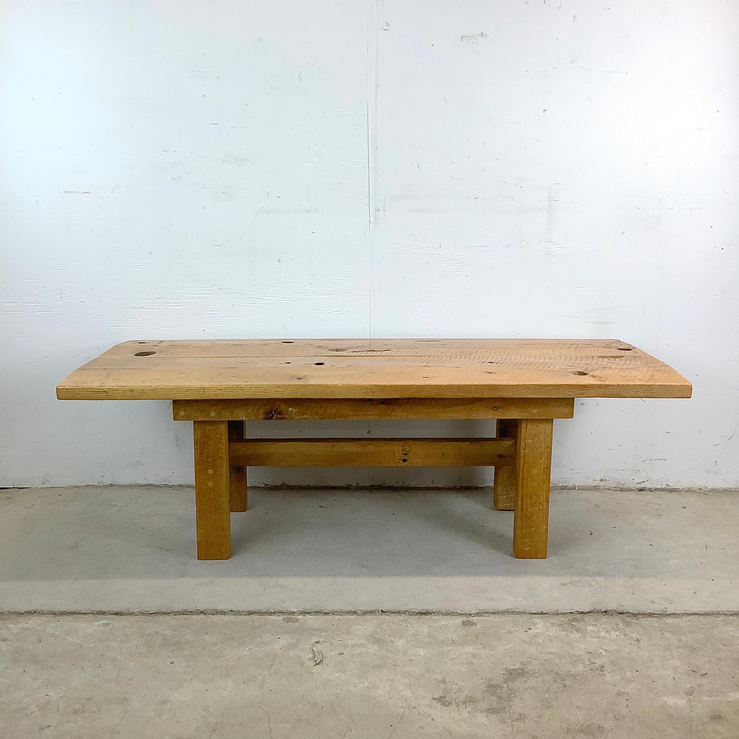 Un bel équilibre entre le charme rustique et la clarté scandinave, cette table basse vintage présente une construction en bois massif avec une forme minimale et épurée. Sa surface usée et son style épuré en font un point d'ancrage incontournable