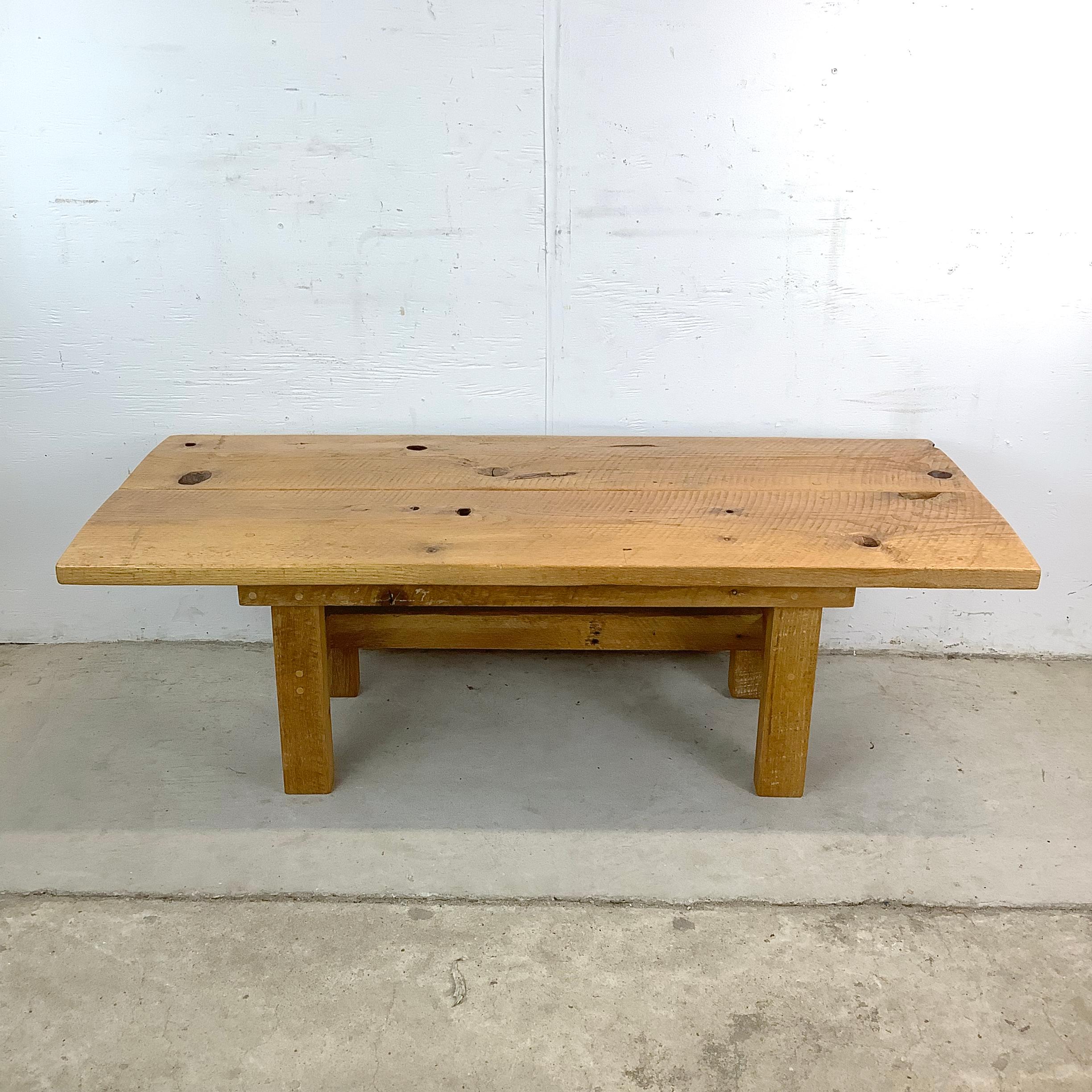 Scandinave moderne Table basse moderne rustique à plateau en planches en vente