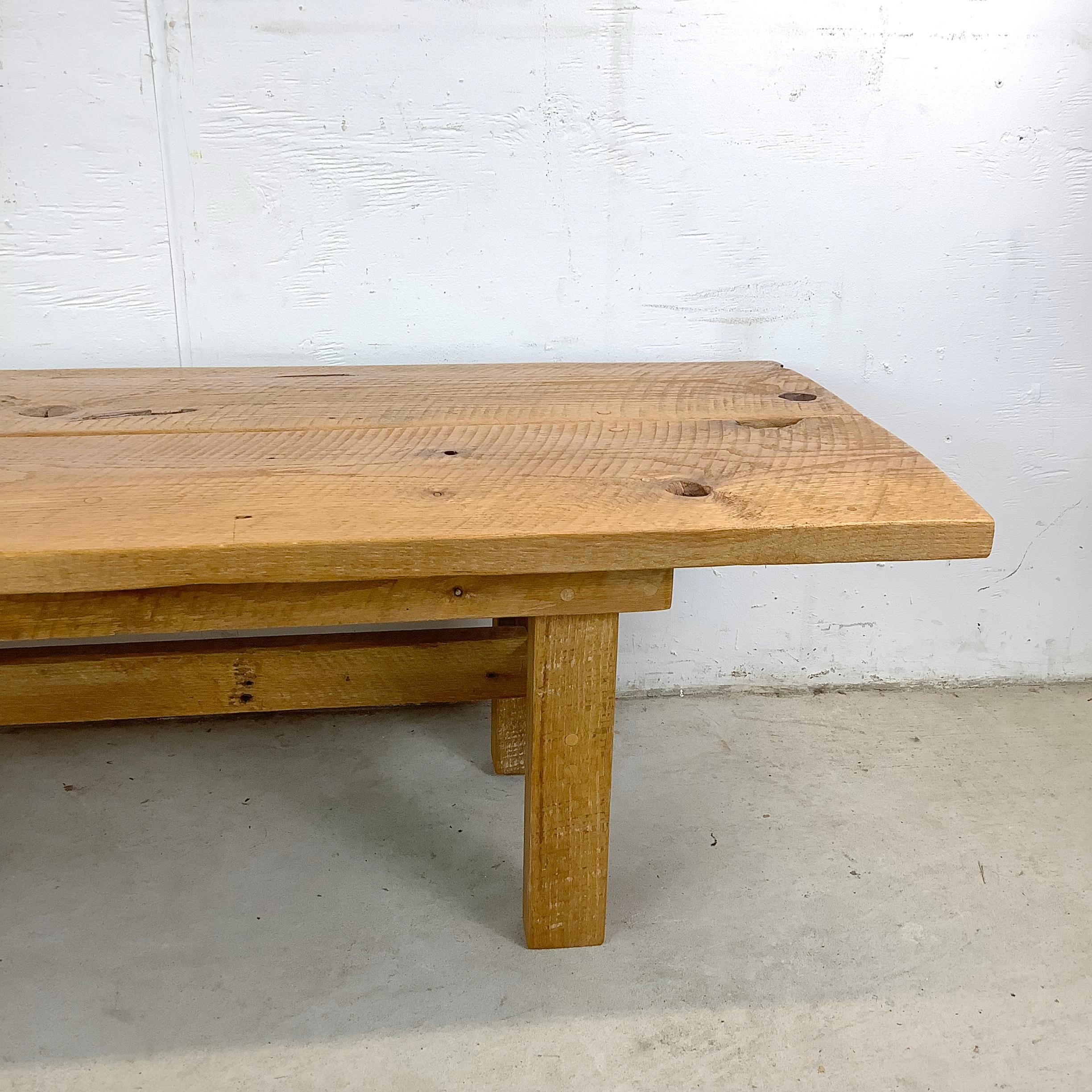 20ième siècle Table basse moderne rustique à plateau en planches en vente