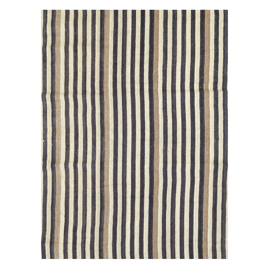Ein rustikaler moderner türkischer Flachgewebe-Teppich im Kilim-Stil in Übergröße, der im 21. Jahrhundert handgefertigt wurde.

Maße: 16' 7