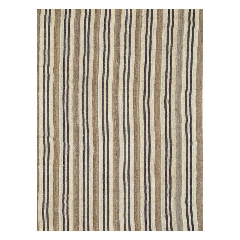 Un tappeto turco moderno e rustico a trama piatta in stile Kilim di grandi dimensioni realizzato a mano nel XXI secolo.

Misure: 16' 5