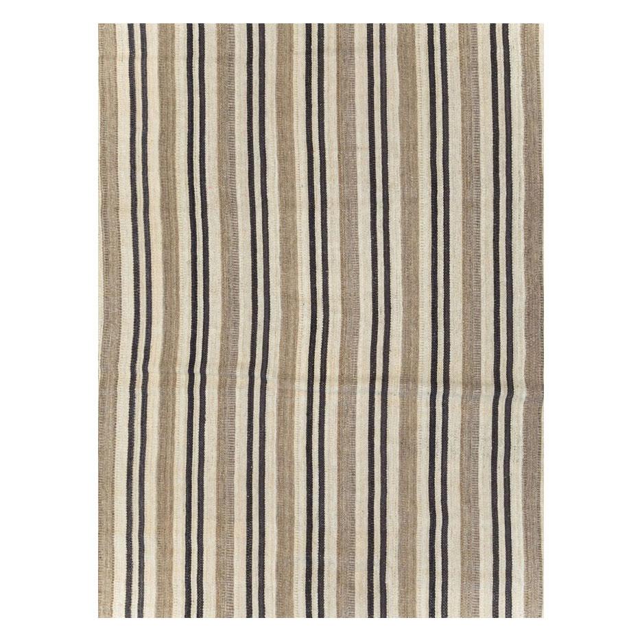 Ein rustikaler moderner türkischer Flachgewebe-Teppich im Kilim-Stil in Übergröße, der im 21. Jahrhundert handgefertigt wurde.

Maße: 13' 3