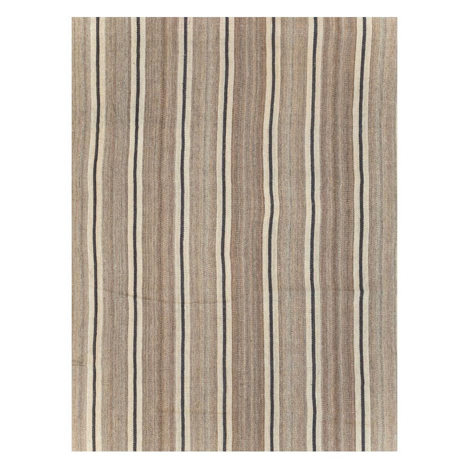 Una alfombra turca rústica y moderna de tejido plano estilo Kilim de gran tamaño hecha a mano durante el siglo XXI.

Medidas: 13' 4