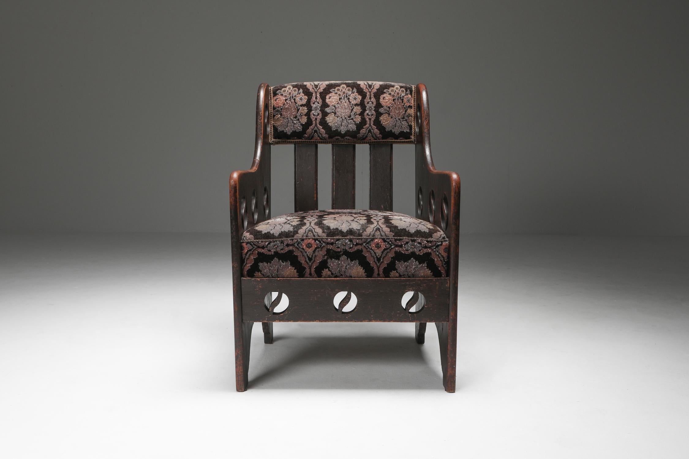 Frühmoderner Sessel aus Schweden, ungefähr aus dem Jahr 1920, aus gebeizter Eiche gefertigt und im Originalzustand erhalten. Während die Polsterung Elemente des expressionistischen Designs aufweist, strahlt das Gesamtbild des Sessels eine rustikale