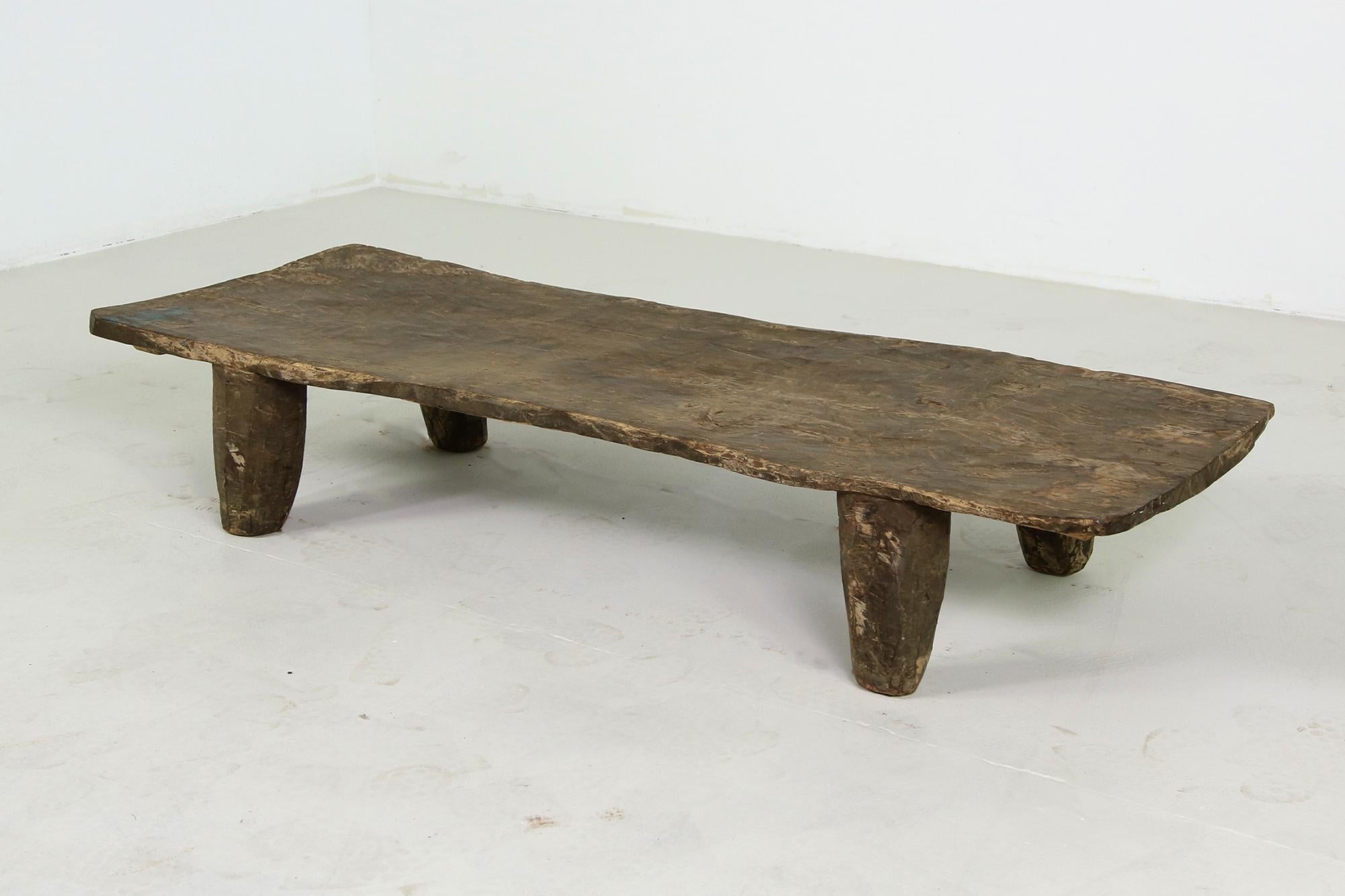 Milieu du XXe siècle Table ou banc rustique Naga:: sculpté à la main:: style Wabi Sabi:: bois massif ancien no.2
