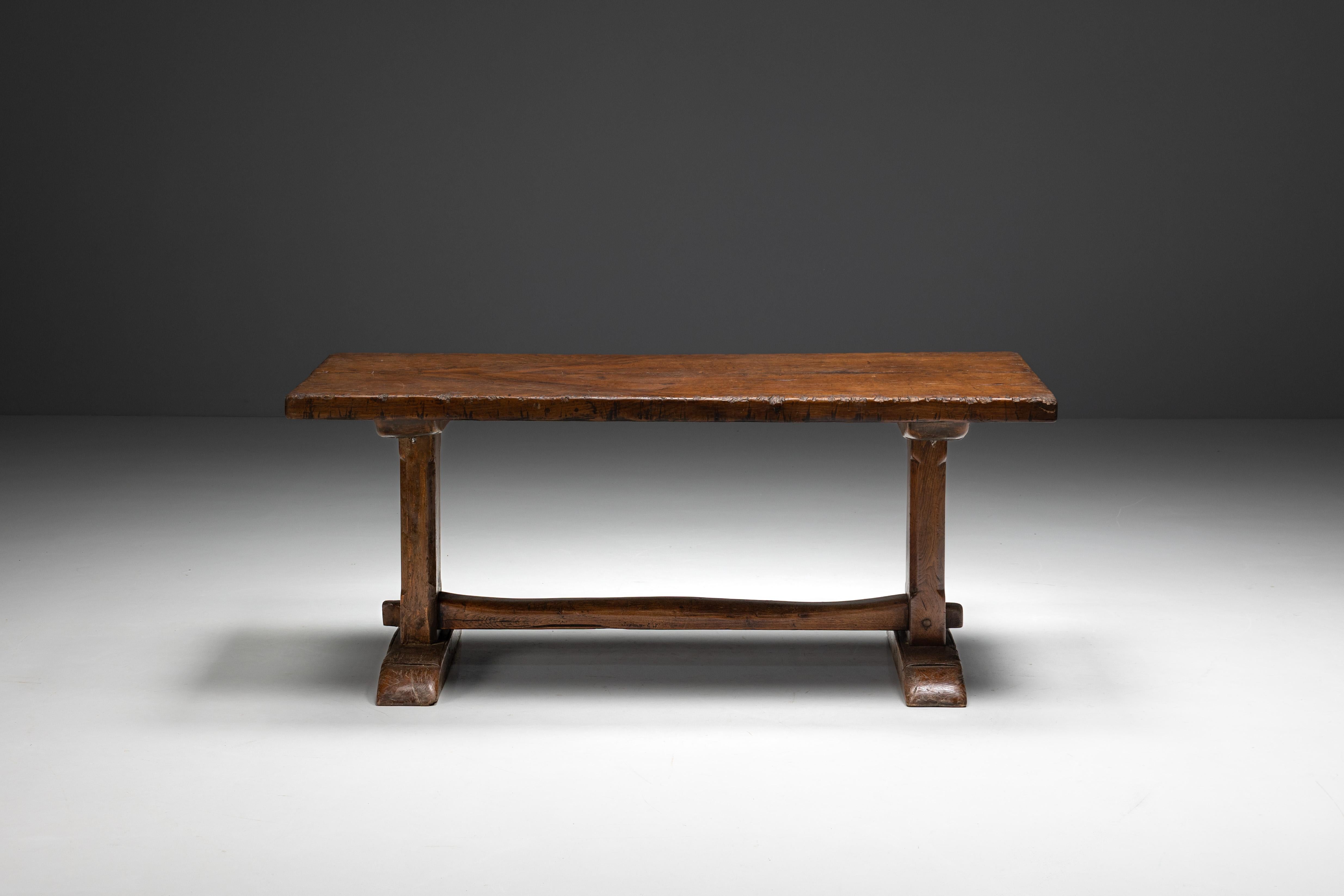 Tavolo da pranzo rustico in legno massiccio, un pezzo accattivante proveniente dall'Alvernia del XIX secolo, in Francia. La costruzione artigianale delle gambe del tavolo ne garantisce la durata e la stabilità, assicurandone la resistenza per