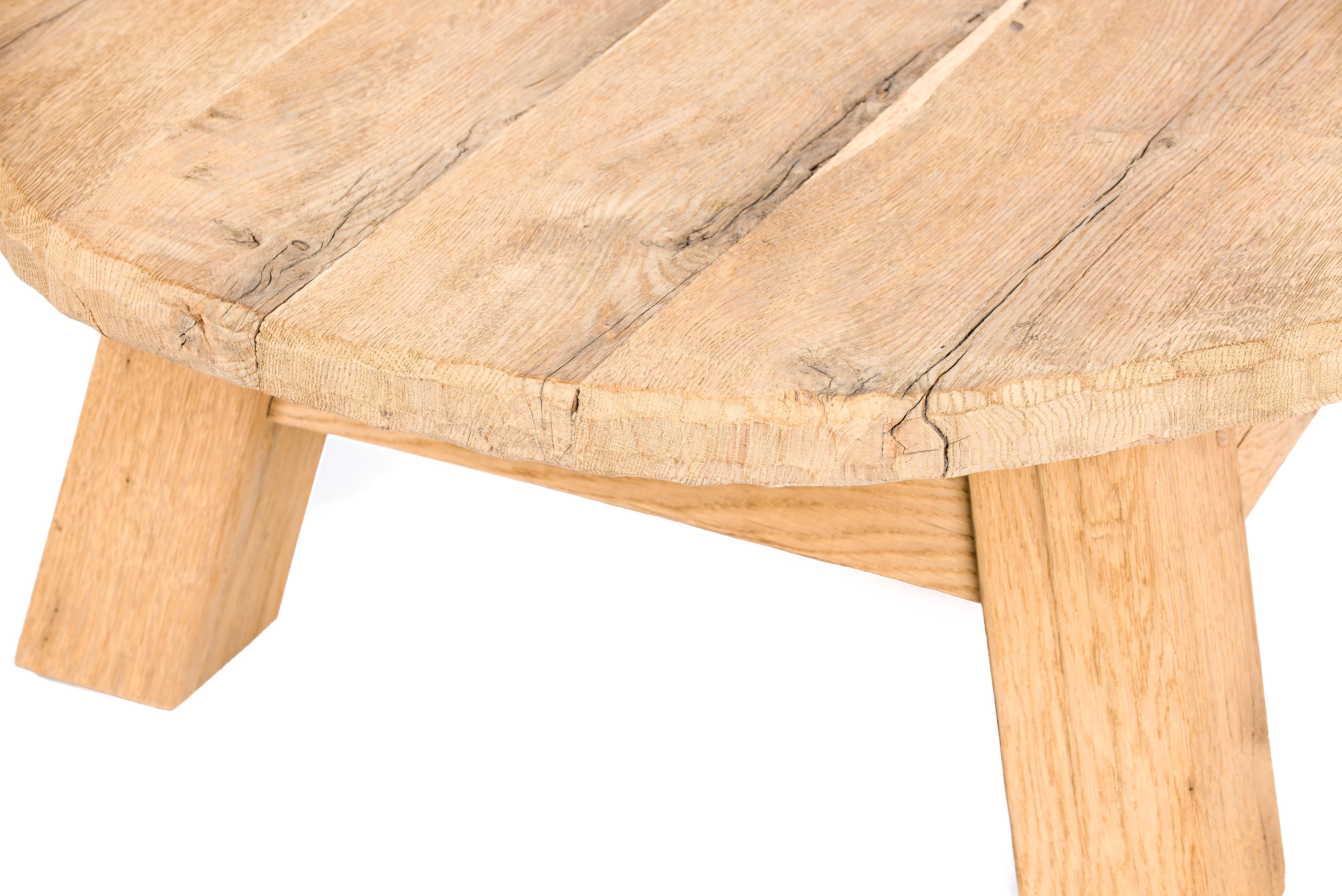 Table basse ou table basse ronde rustique en chêne massif nettoyé naturel Bon état - En vente à Casteren, NL