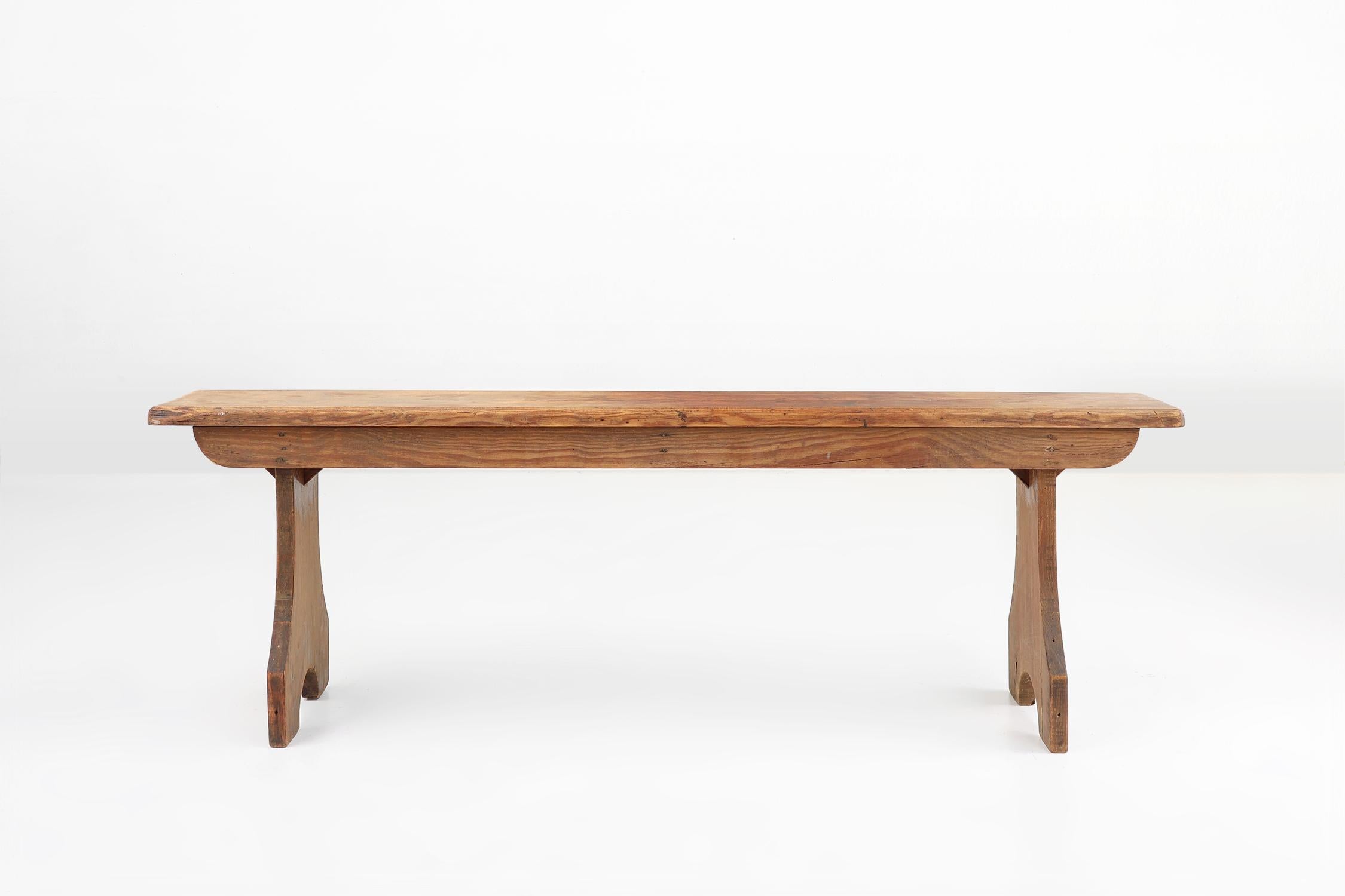 Rustico Panca rustica in legno di Oak naturale con dettagli arrotondati, Francia, 1900 ca. 1900 in vendita